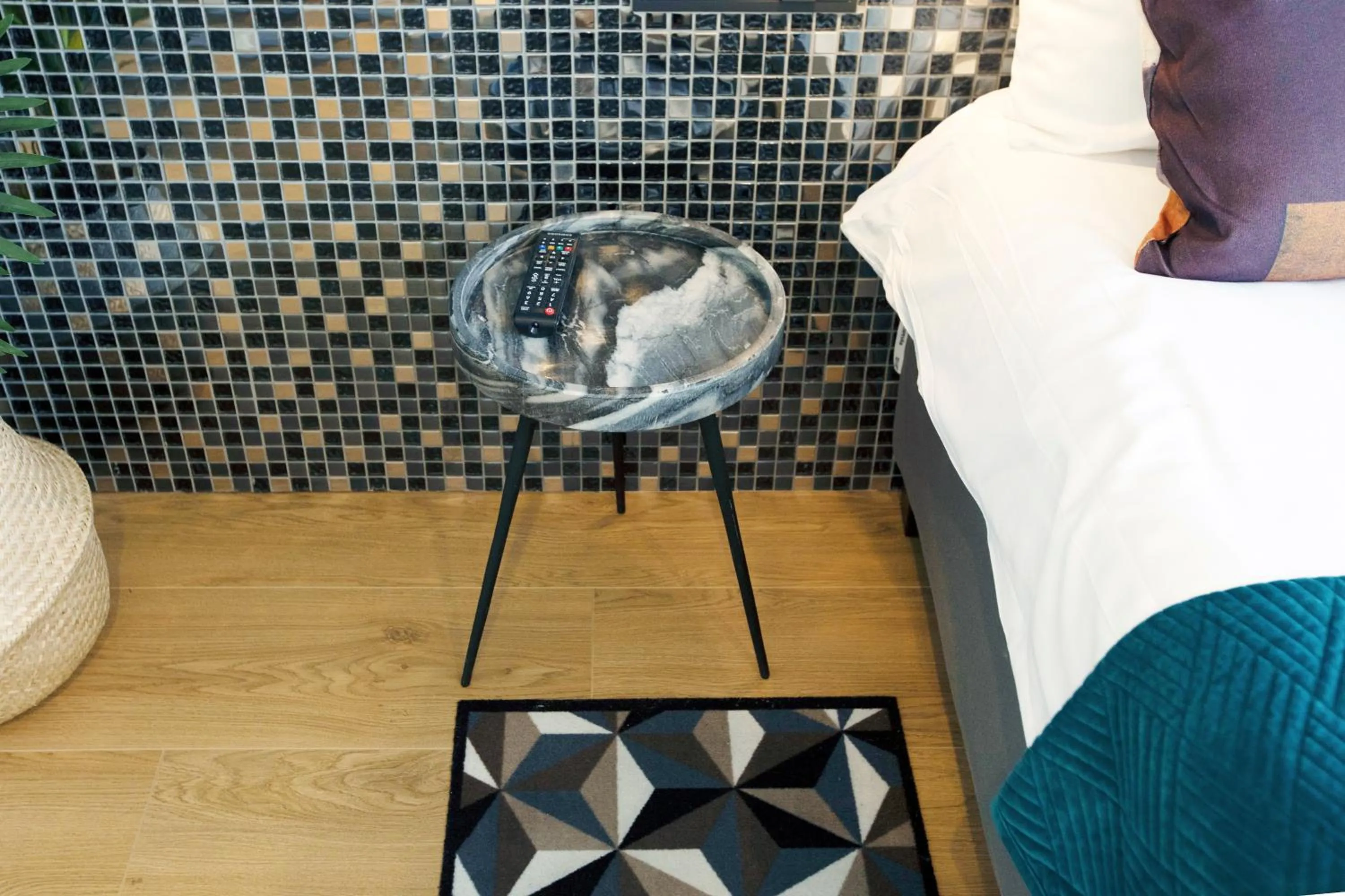 Decorative detail, Bed in Quentin Golden Bear Hotel