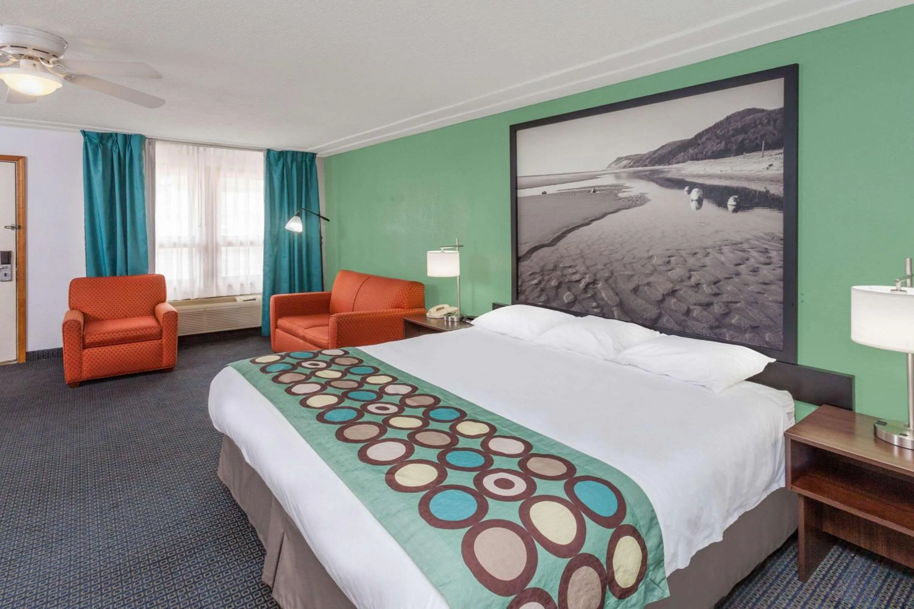 Photo of the whole room, Bed in Super 8 by Wyndham Stevensville St Joseph