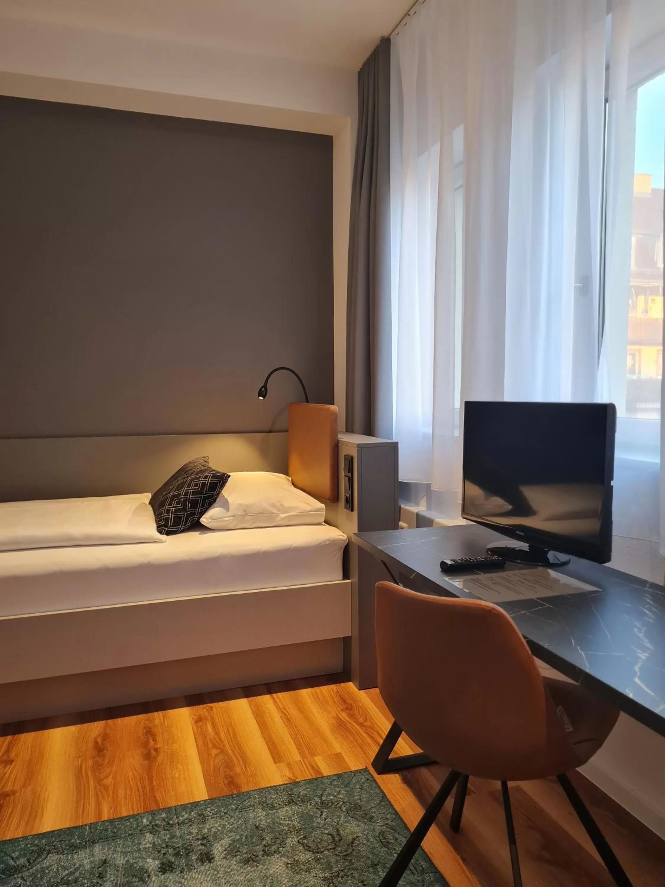 Photo of the whole room, Bed in Internationales Studierendenhotel