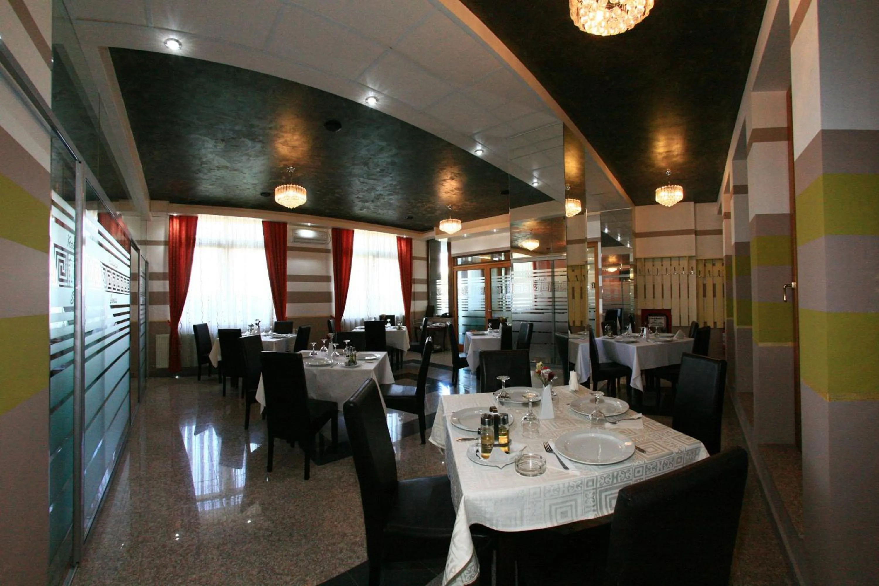 Restaurant/places to eat in Hotel Seneca