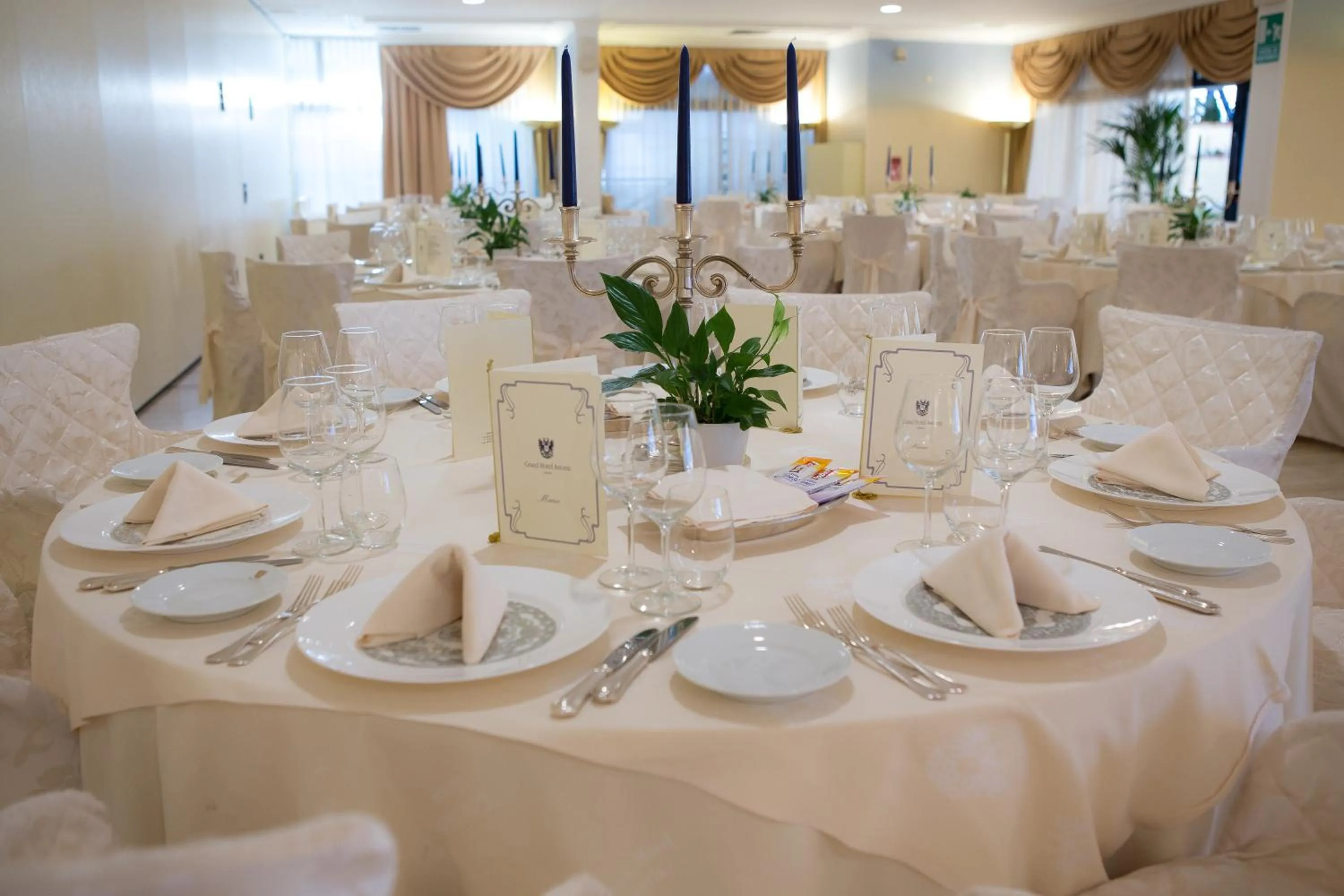 Restaurant/places to eat in Grand Hotel Astoria