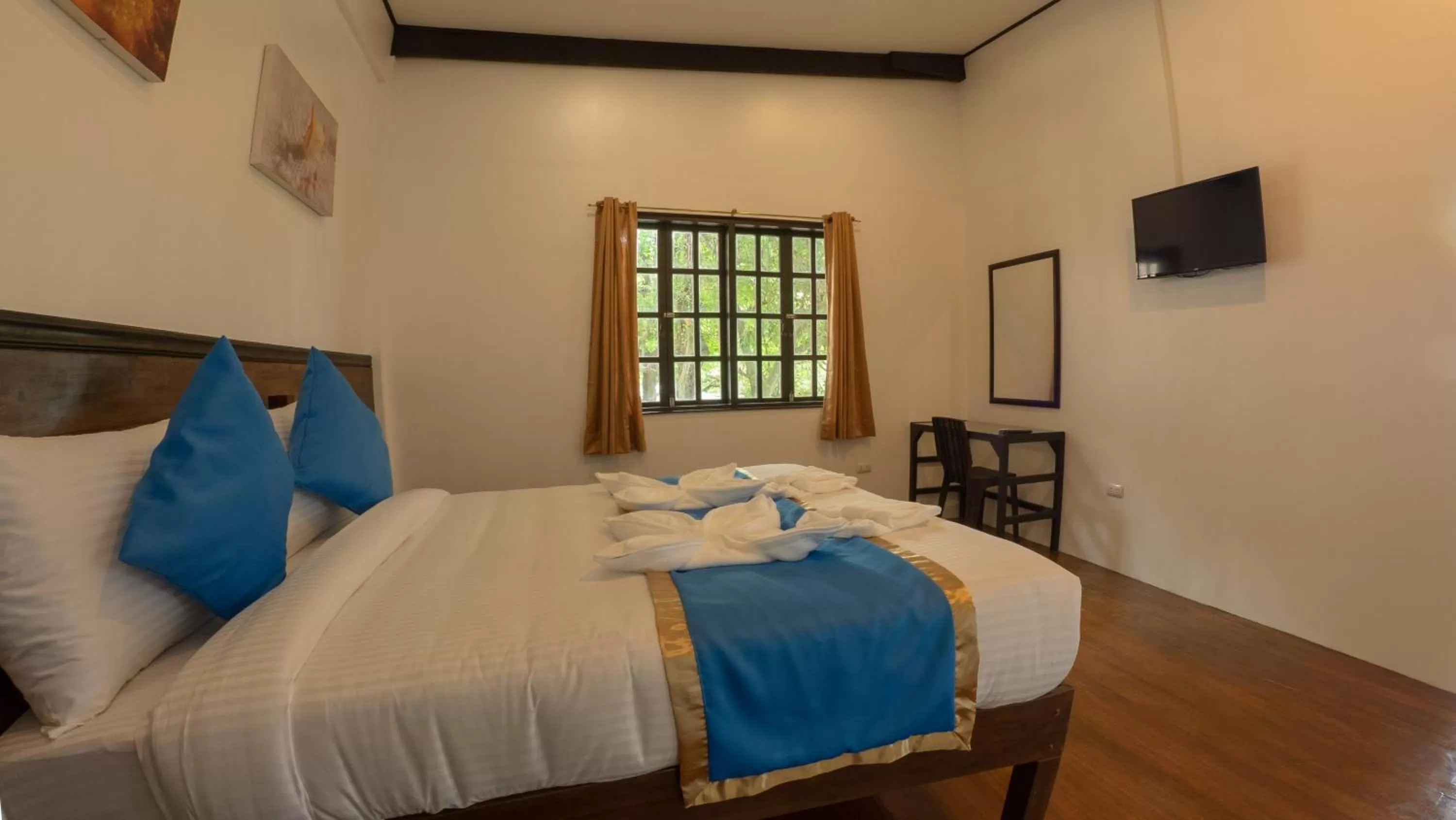 Bed in Blue Ribbon Dive Resort