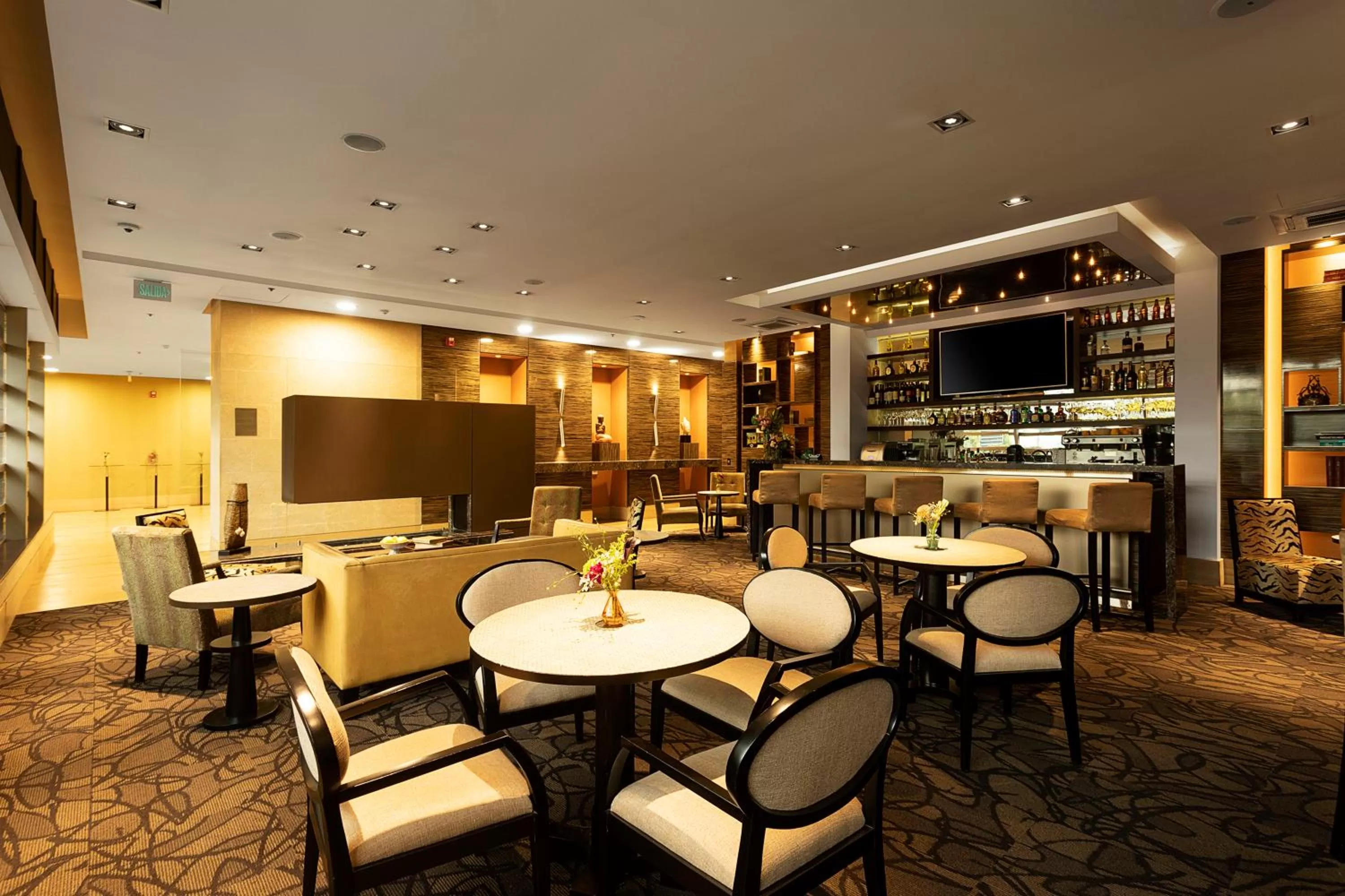 Lounge or bar in EK Hotel By Preferred Hotels Group