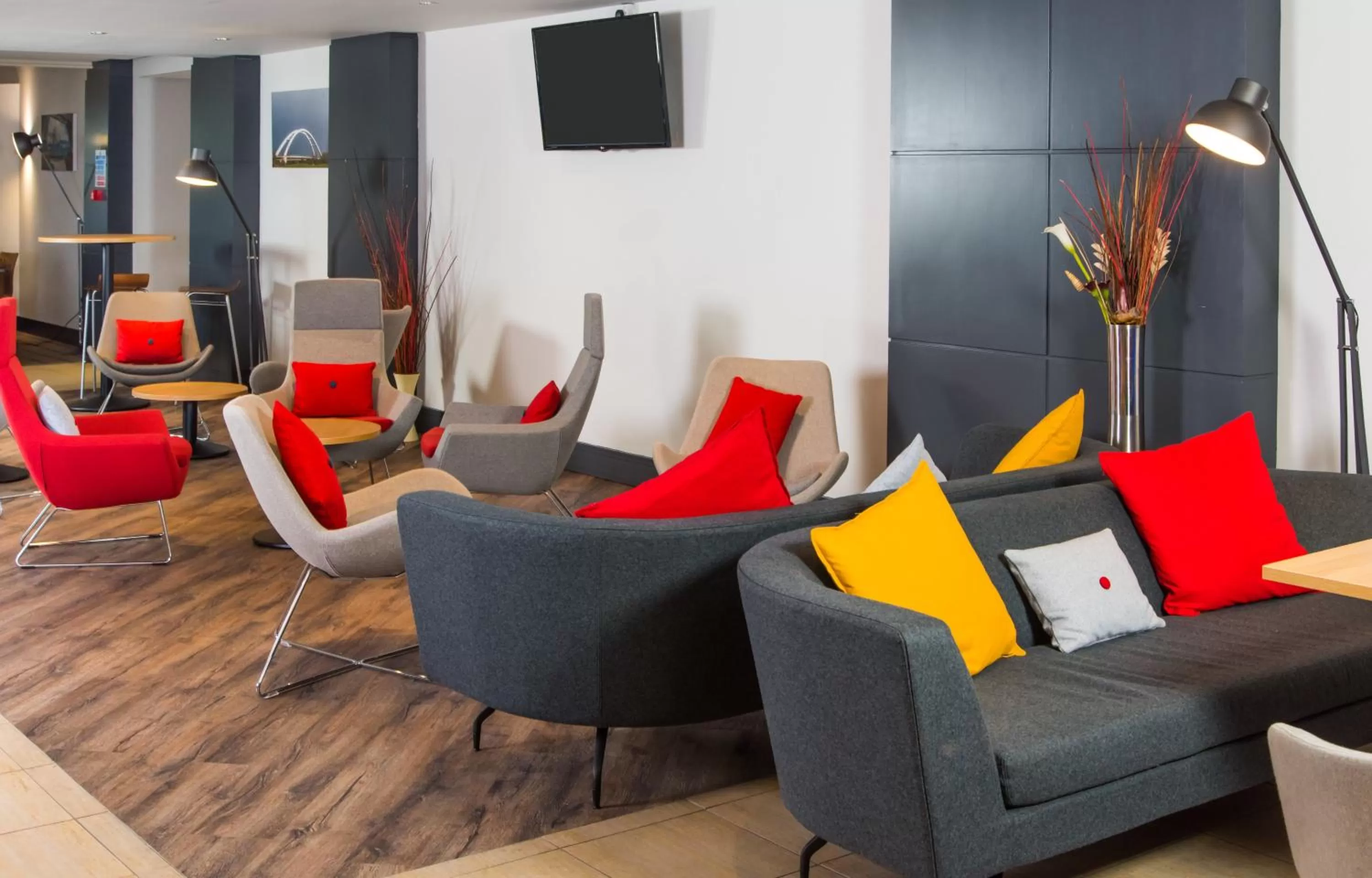 Lobby or reception in Holiday Inn Express Newport by IHG