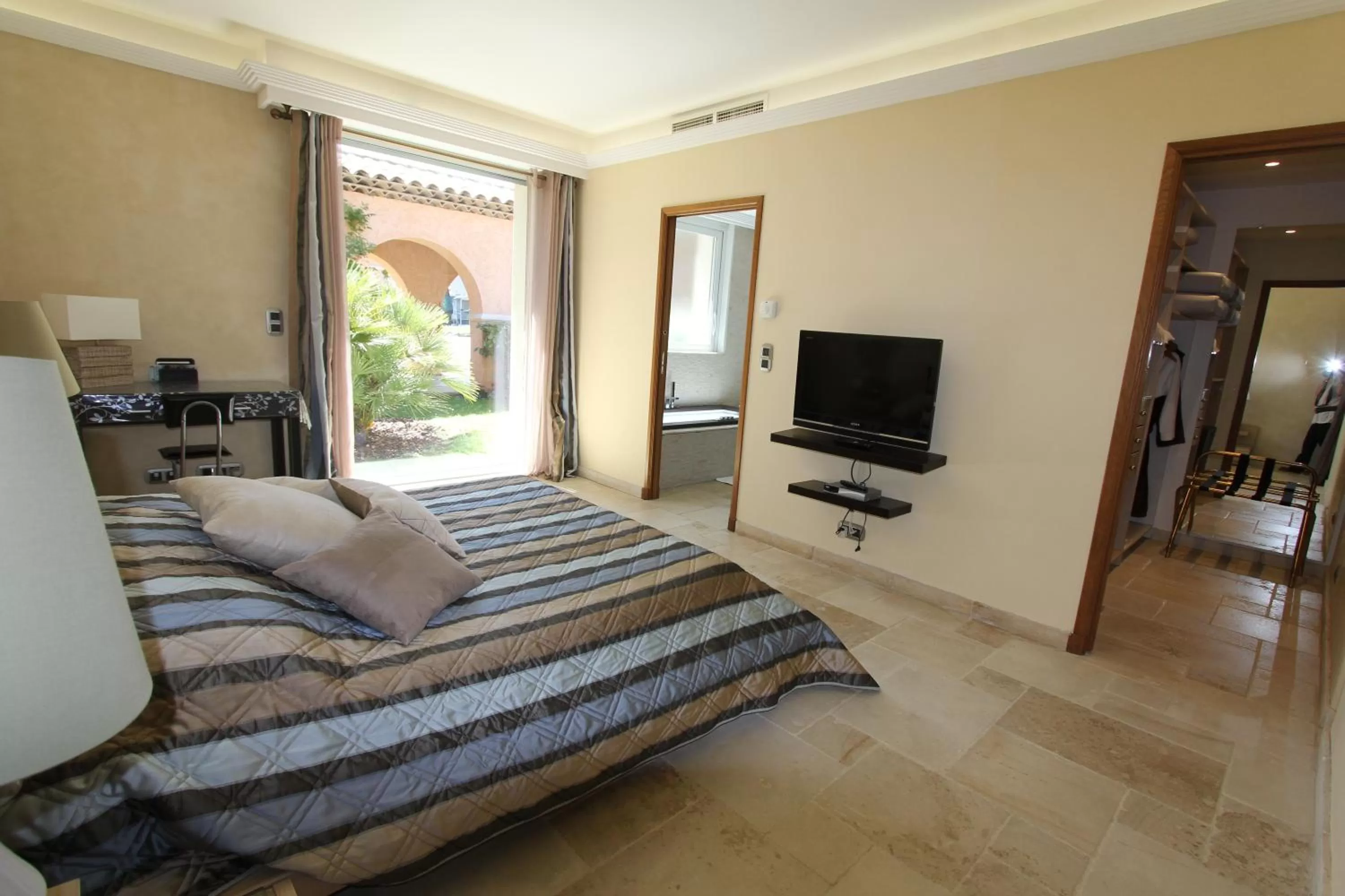 TV/Entertainment Center in Chambre d'hôte "HAVRE DE PAIX" Prestige jacuzzi, hammam, sauna, PISCINE Mougins Cannes Grasse