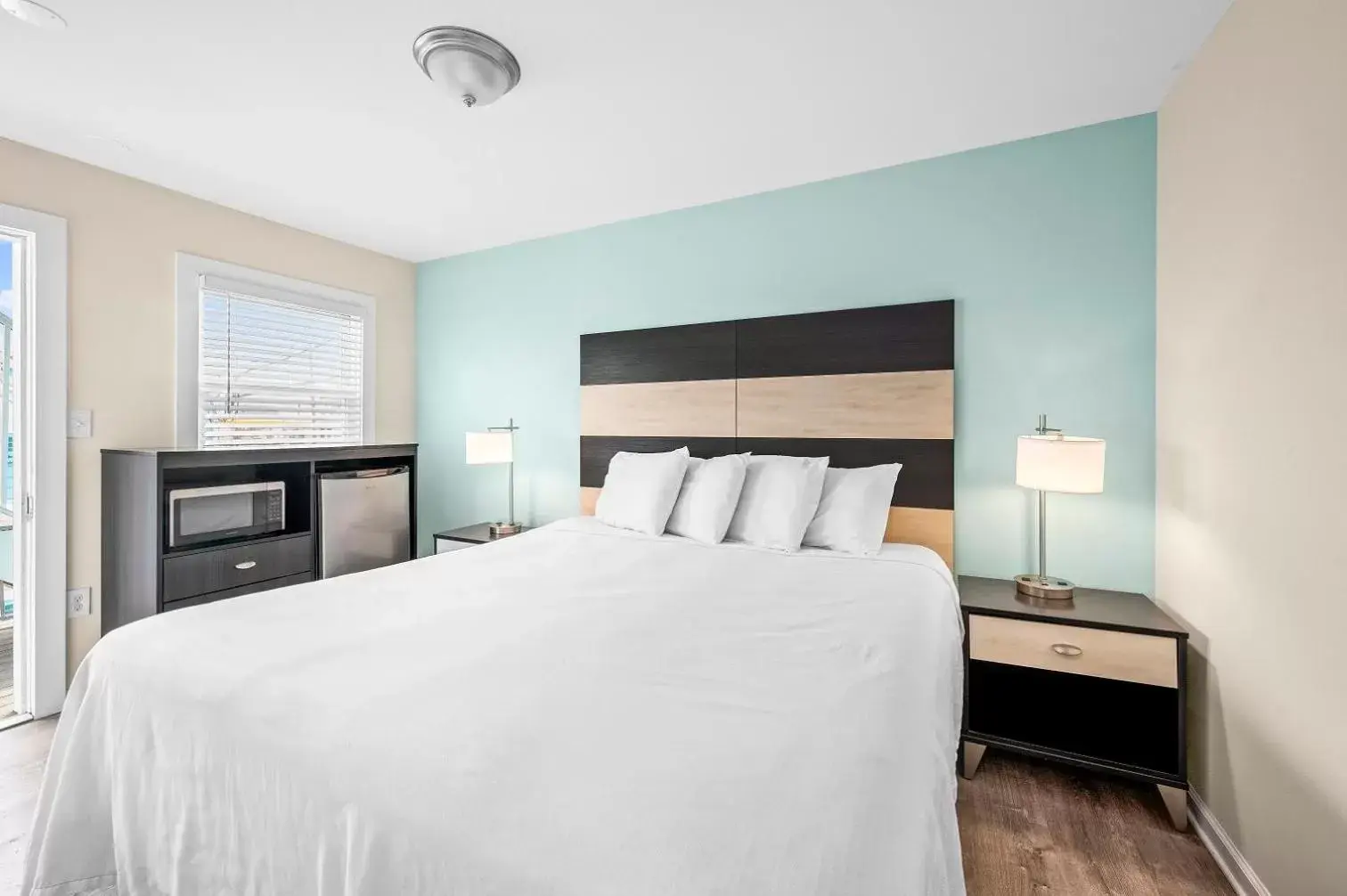 King Room in Madison Beach Motel King Room in Madison Beach Motel