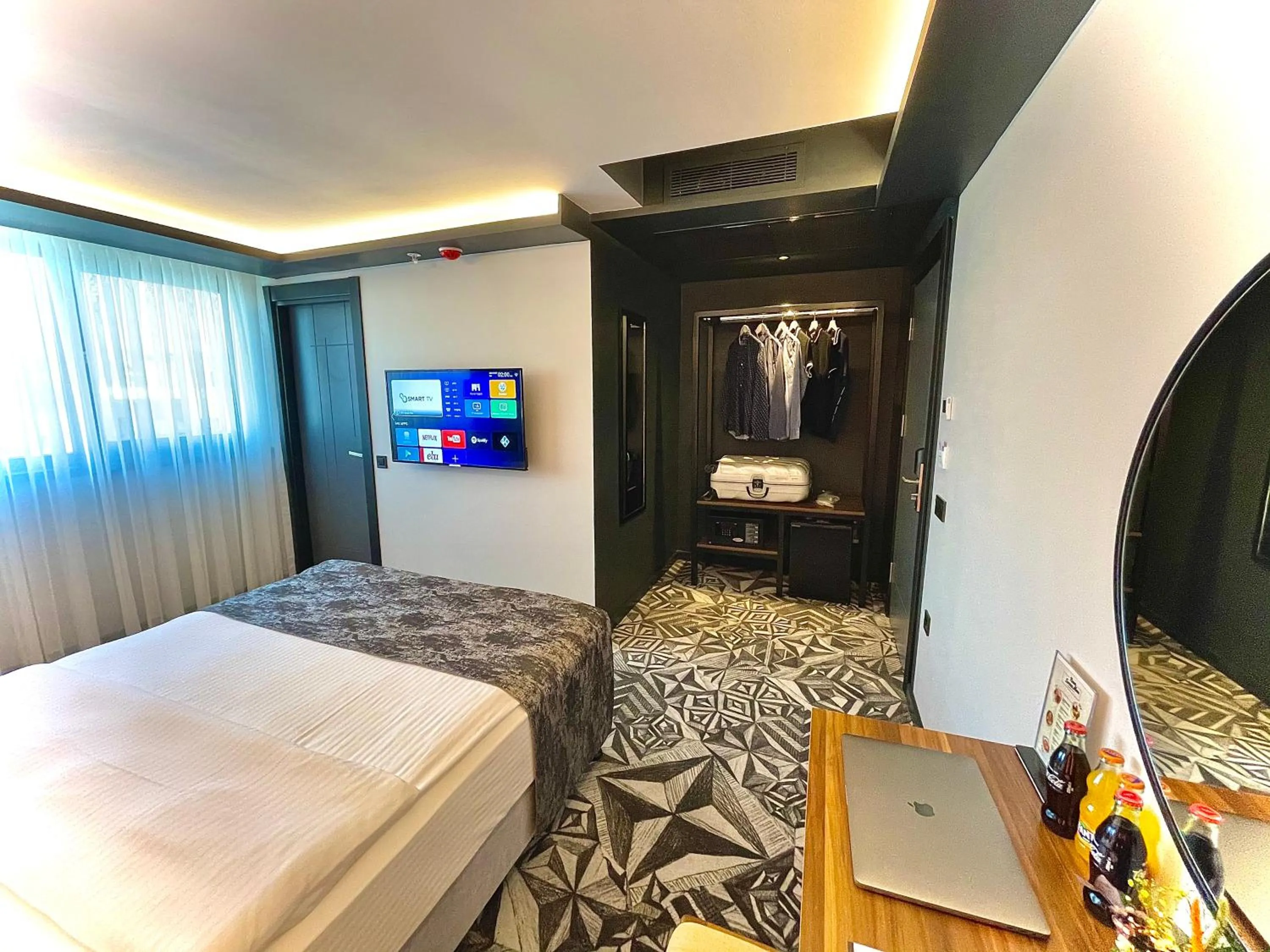 Bedroom, Bed in Weingart Istanbul