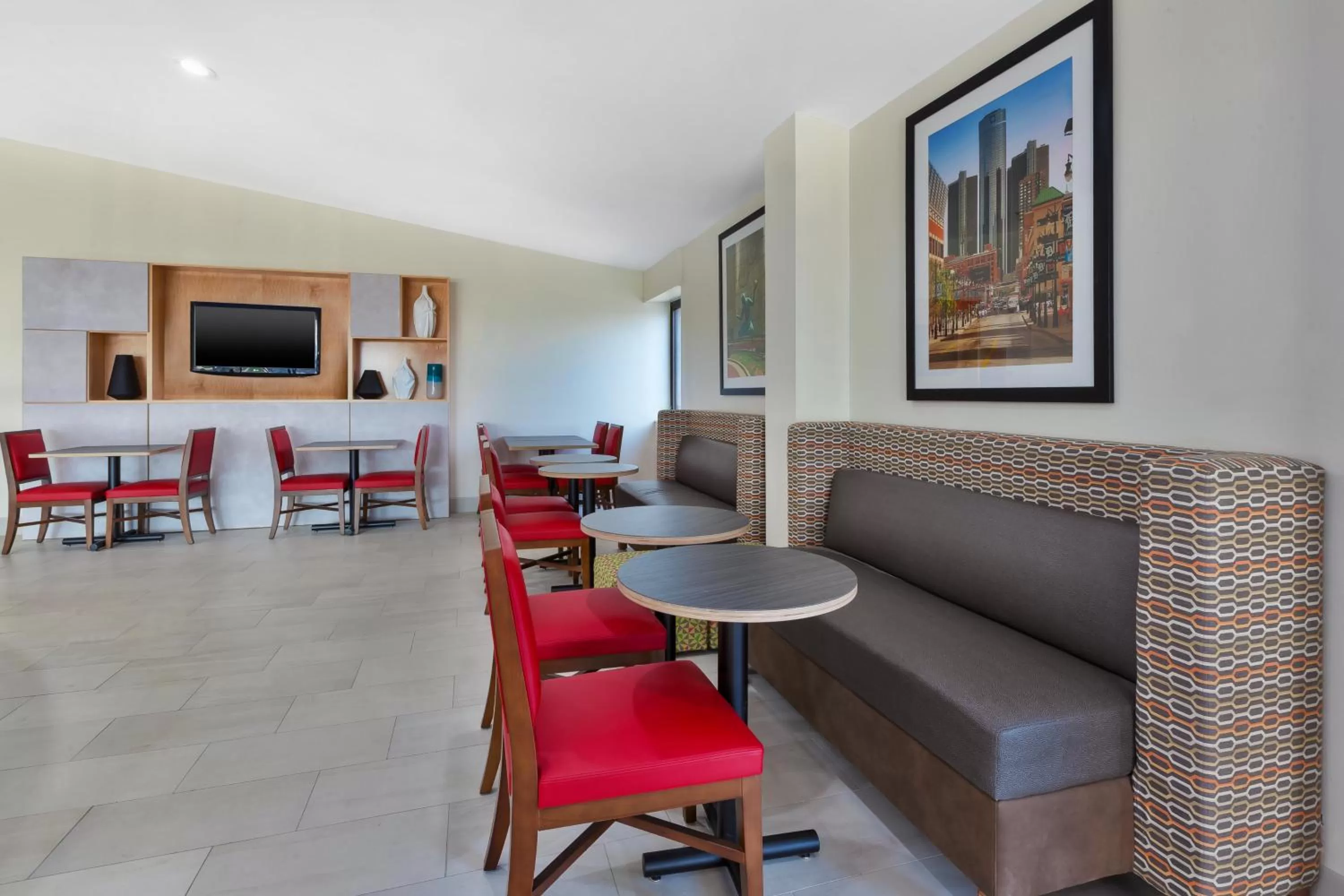 Lobby or reception in Holiday Inn Express Detroit-Warren/General Motors Technology Center by IHG