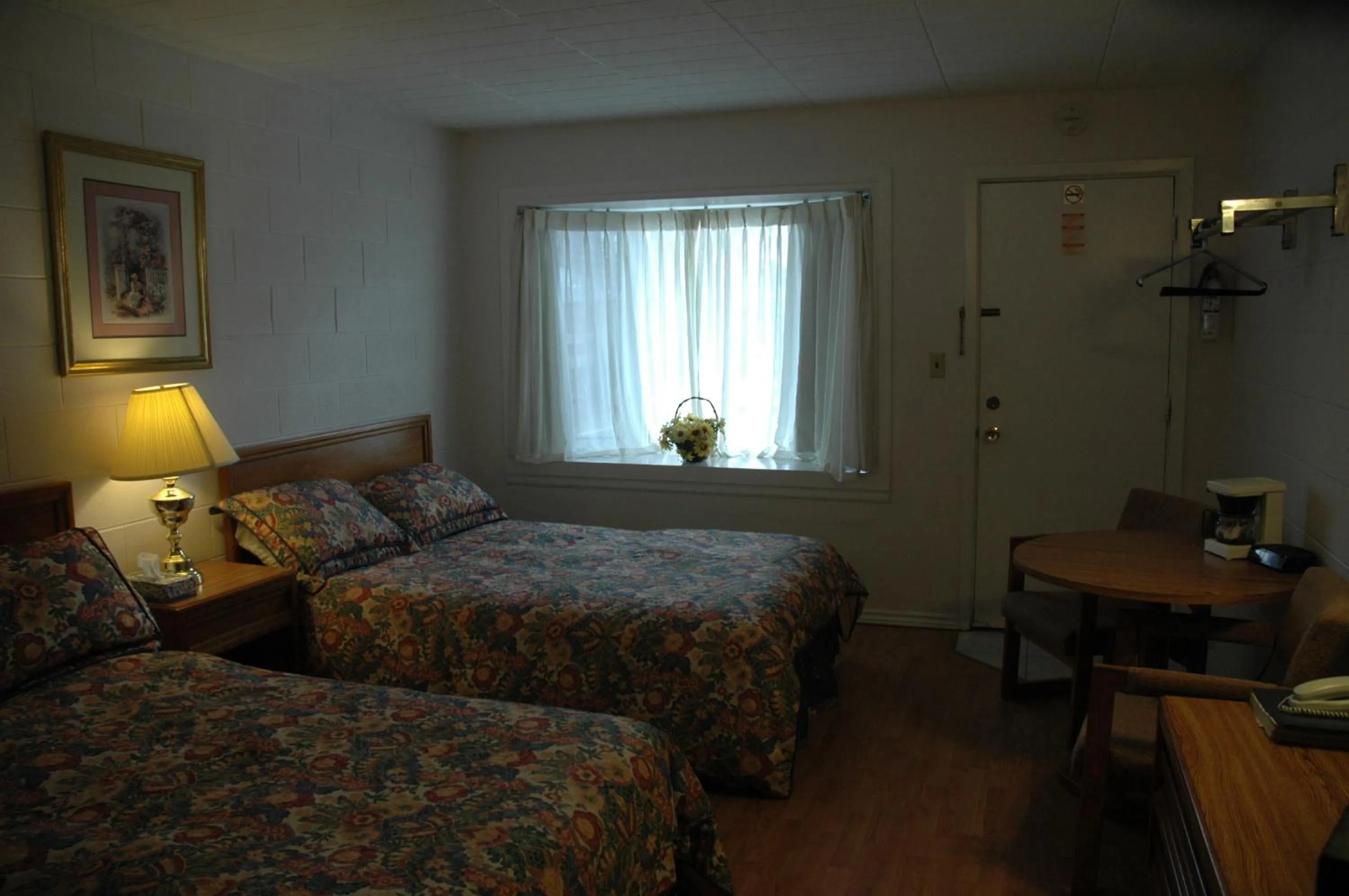 Bedroom, Bed in Blue Moon Motel