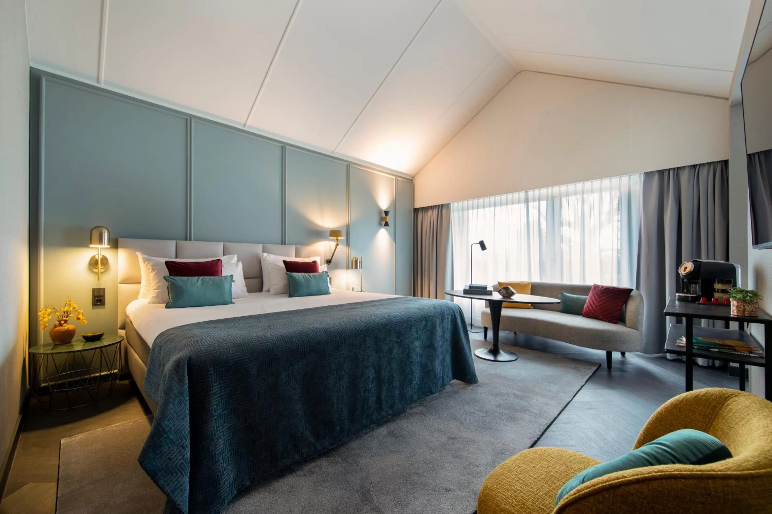 Photo of the whole room, Bed in Bilderberg Hotel De Keizerskroon