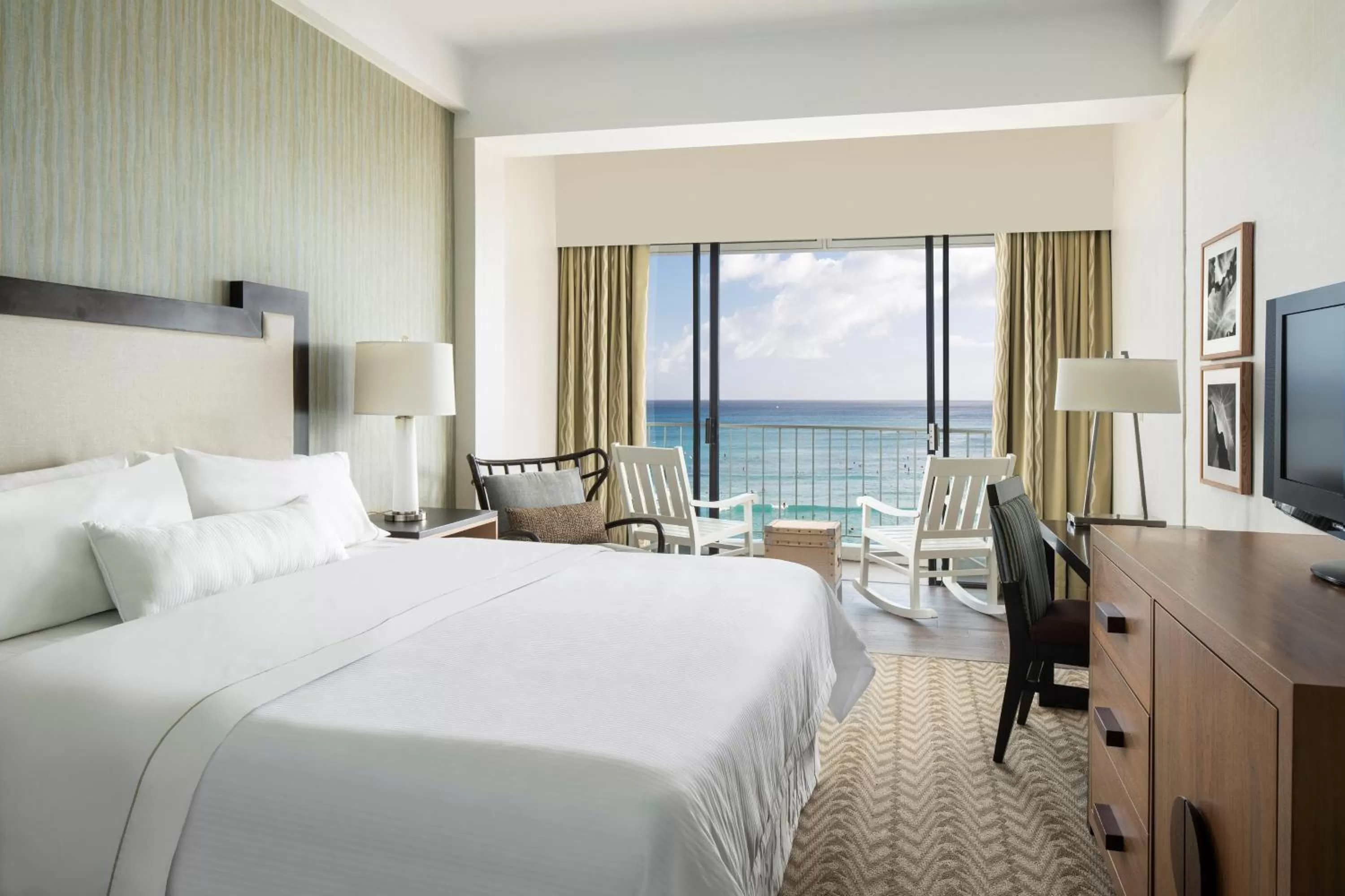 Photo of the whole room, Bed in Moana Surfrider, A Westin Resort & Spa, Waikiki Beach