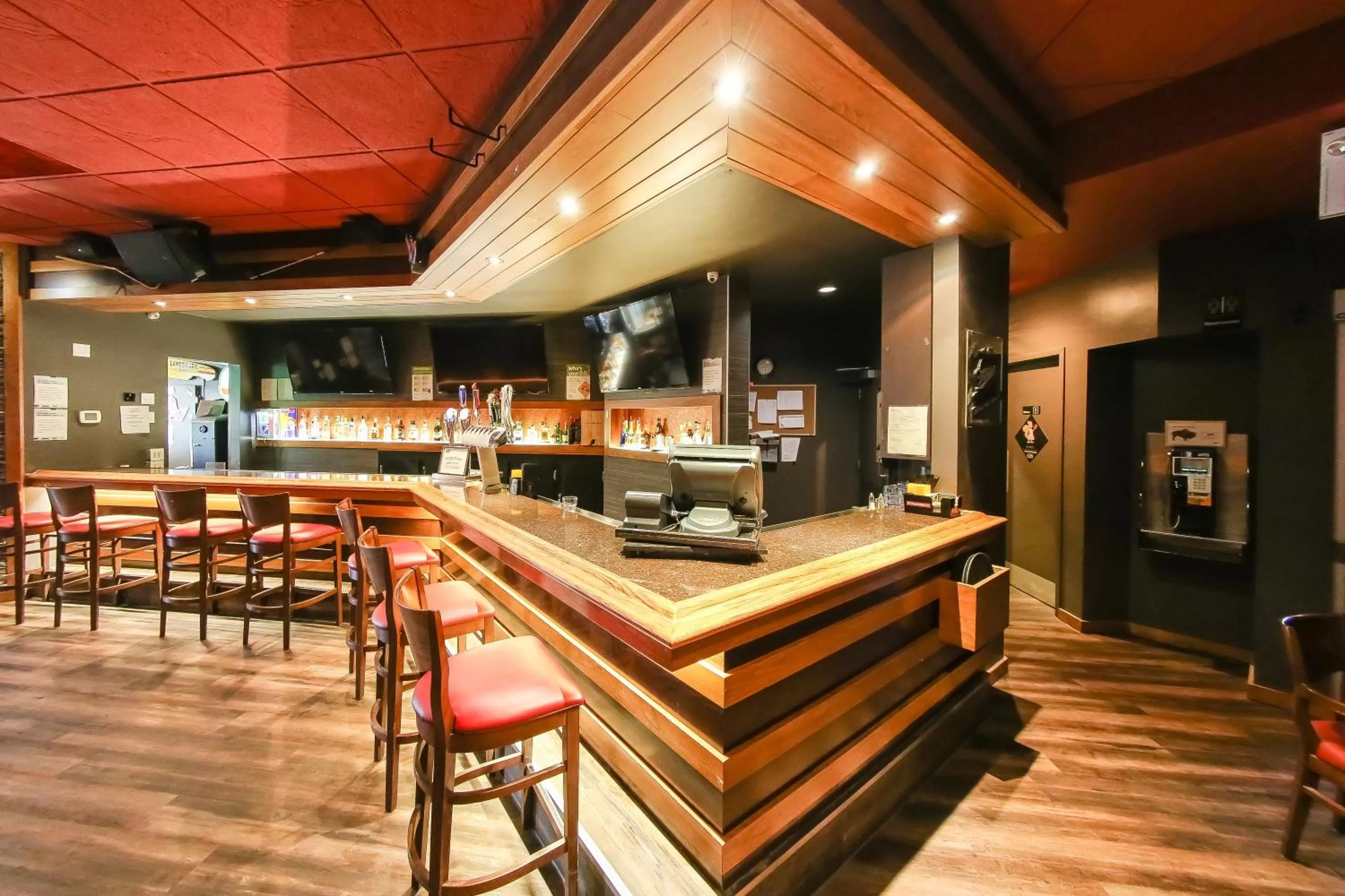 Lounge or bar in Howard Johnson by Wyndham Winnipeg West