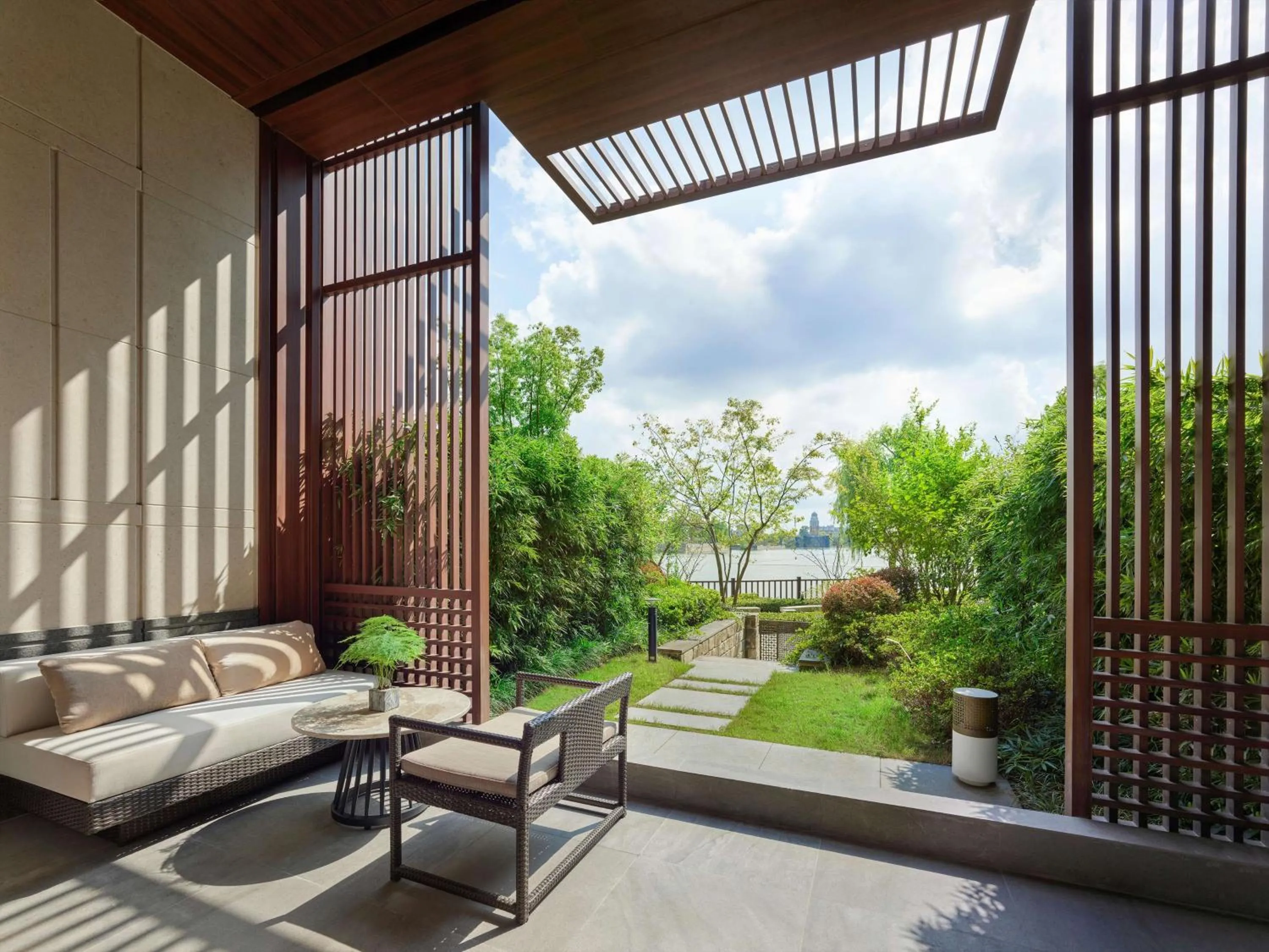 Premium Twin Room with Lake View and Courtyard in Hilton Shanghai Songjiang Guangfulin