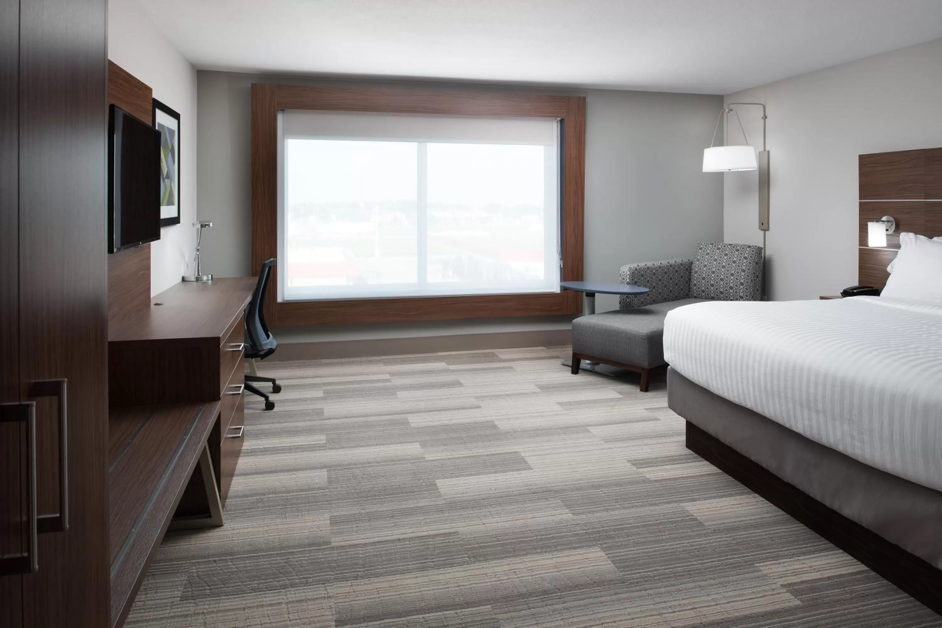 Photo of the whole room, Bed in Holiday Inn Express & Suites Kingdom City by IHG