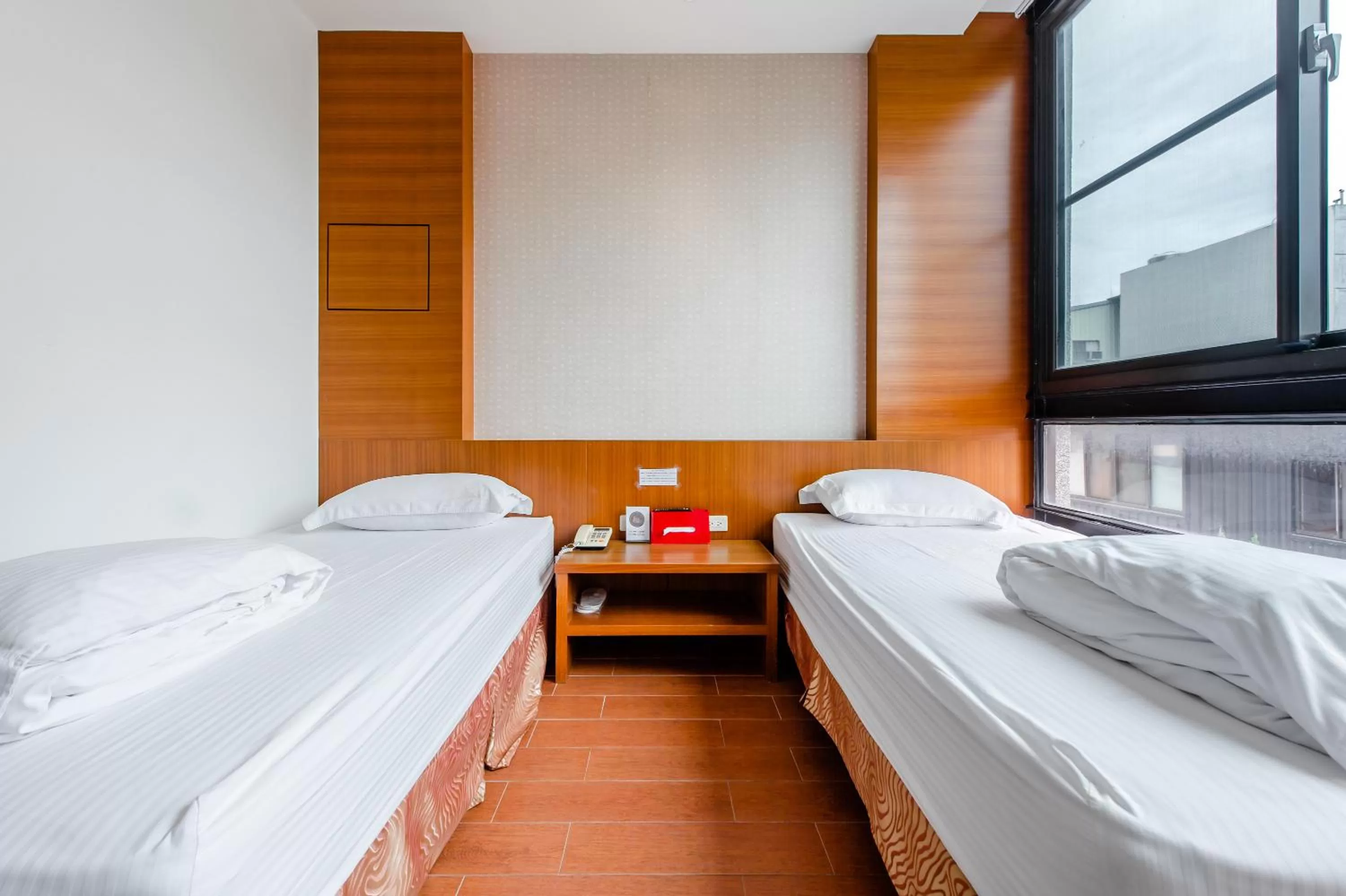 Photo of the whole room, Bed in lightness Station Inn