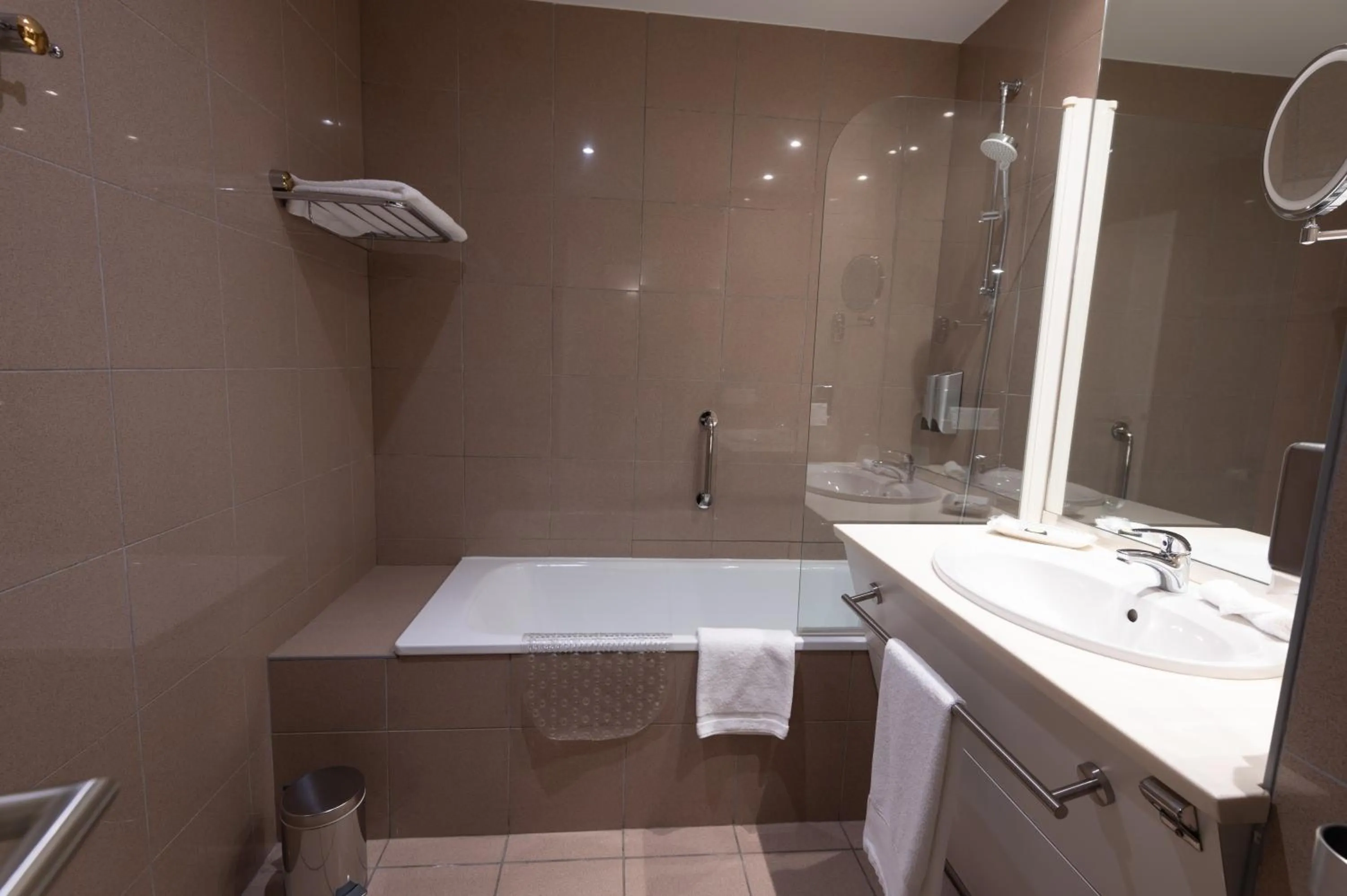 Bathroom in Grand Hôtel Du Tonneau D'Or