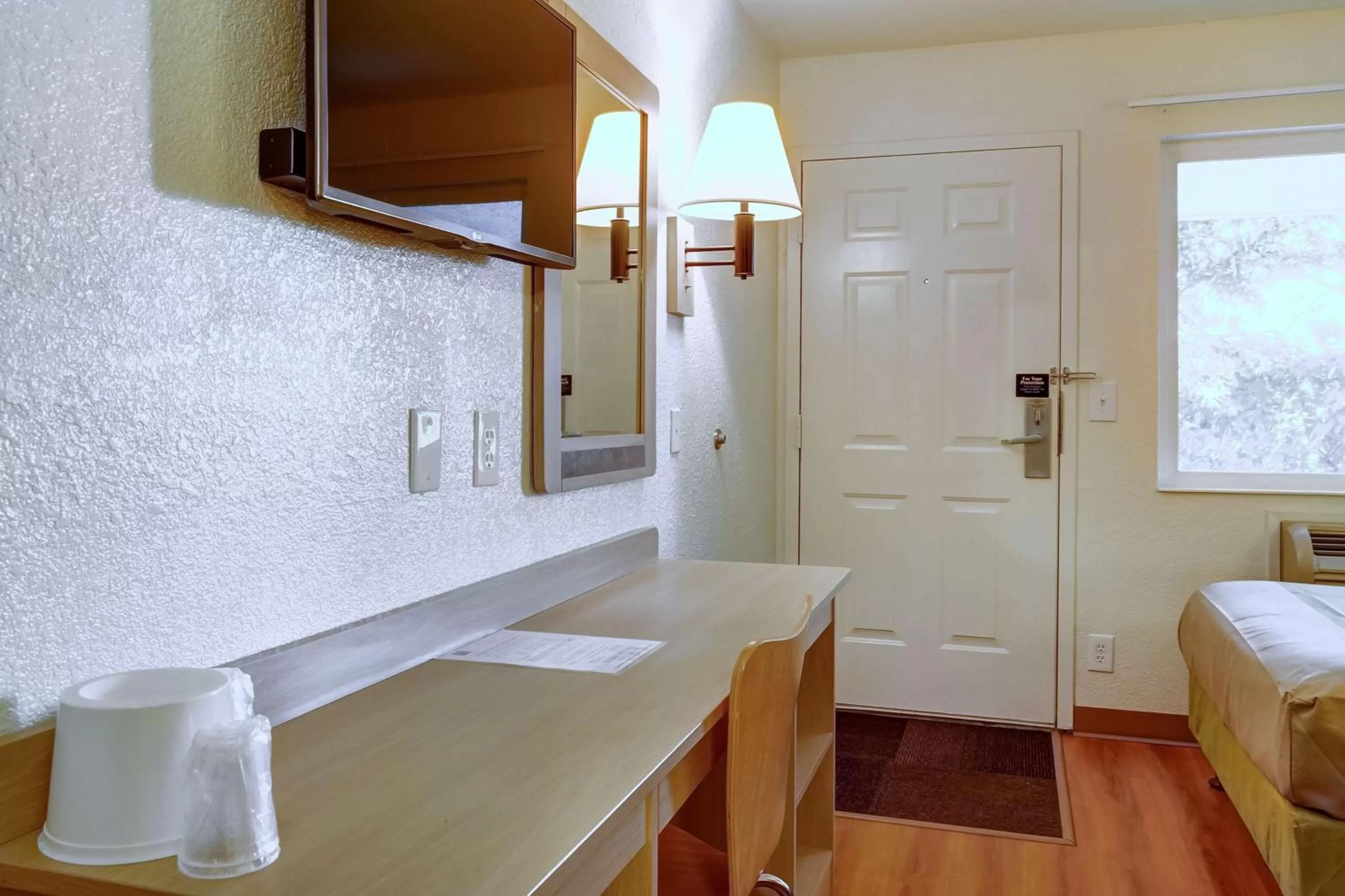 TV and multimedia in Motel 6-Eugene, OR - South Springfield