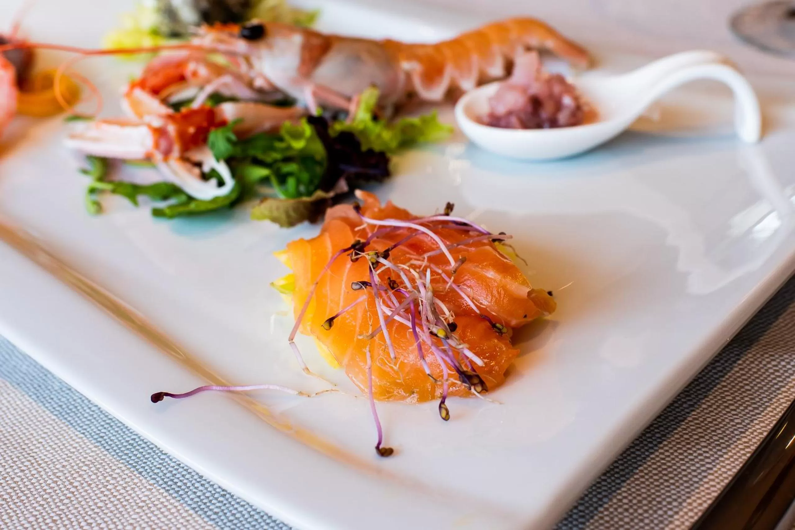 Restaurant/places to eat in M2 Hotel