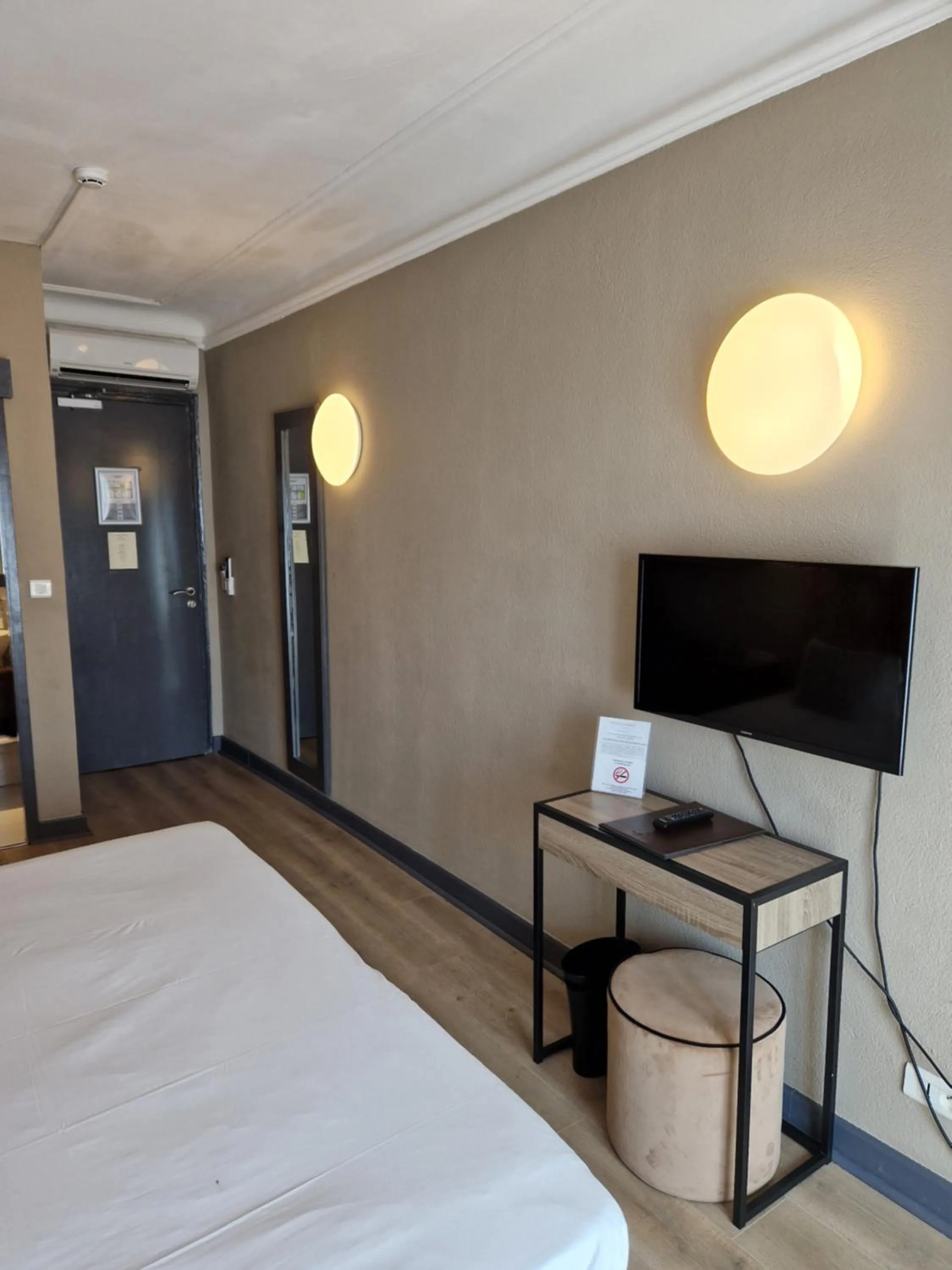 TV and multimedia, Bed in Hôtel La Villa Tosca