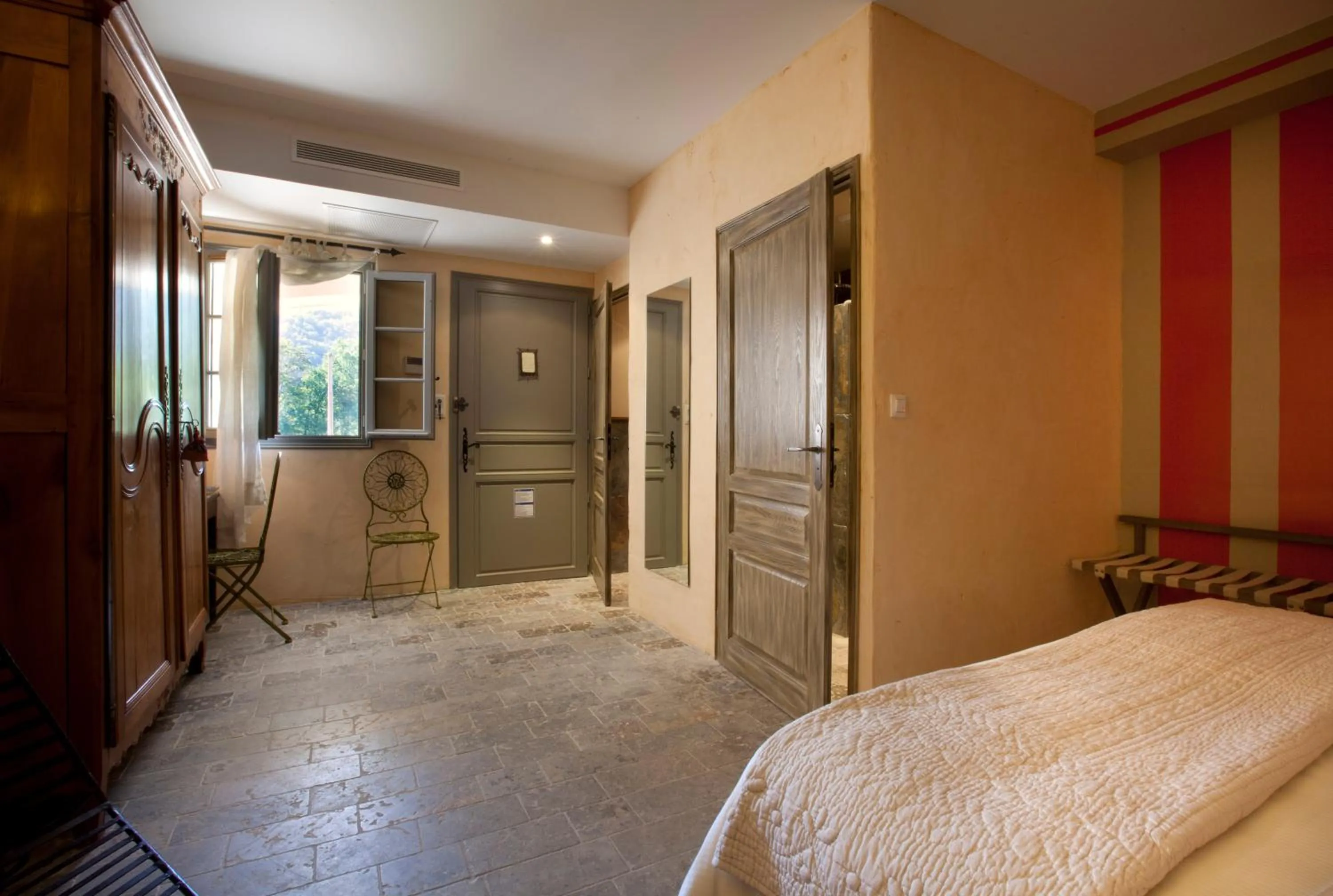 Photo of the whole room, Bed in Hôtel-Spa Le Saint Cirq
