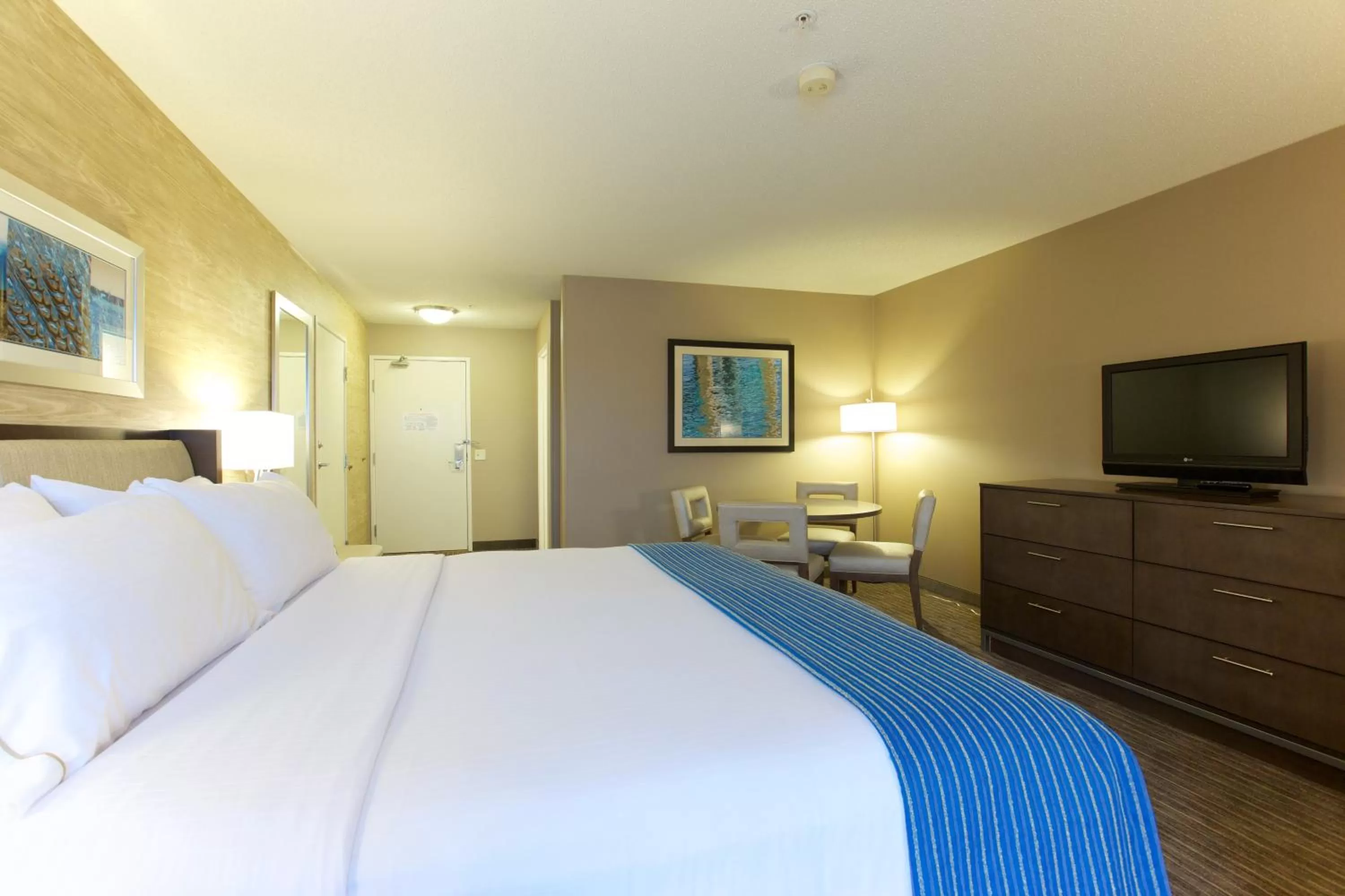Photo of the whole room, Bed in Holiday Inn Express Fargo - West Acres by IHG