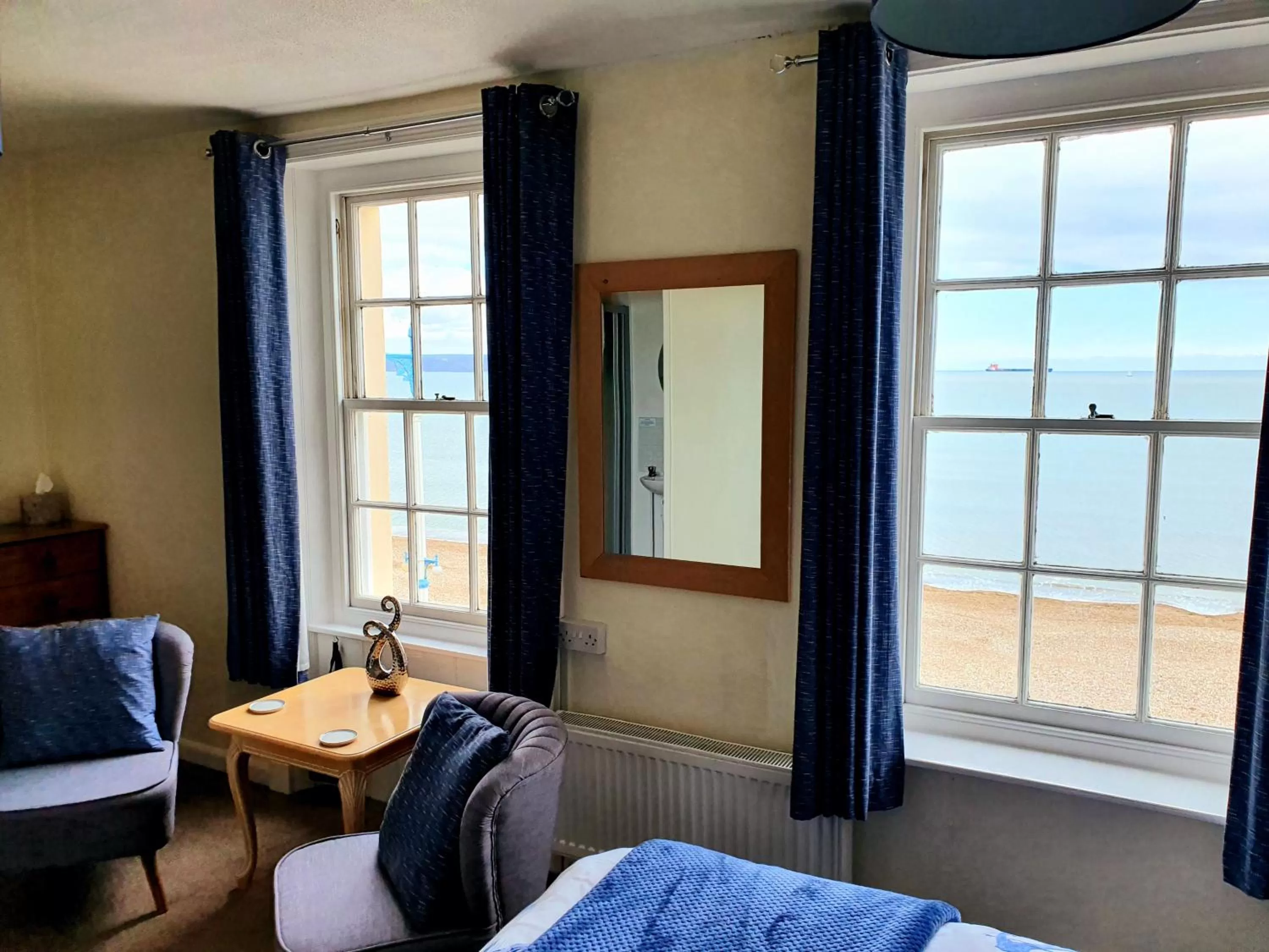 Seating area, Bed in Lyndale Guest House