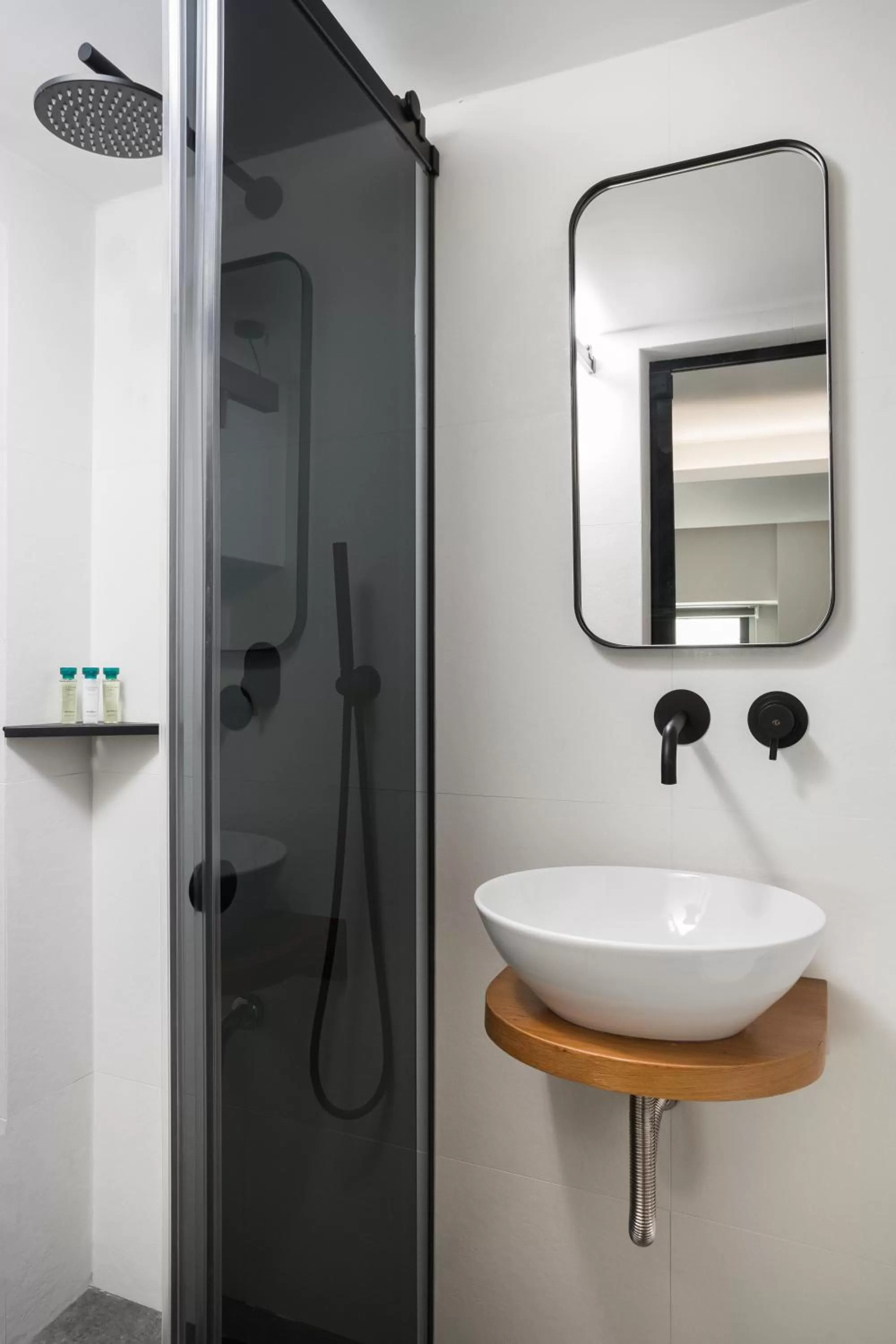 Shower in 11 Enteka Acropolis Suites