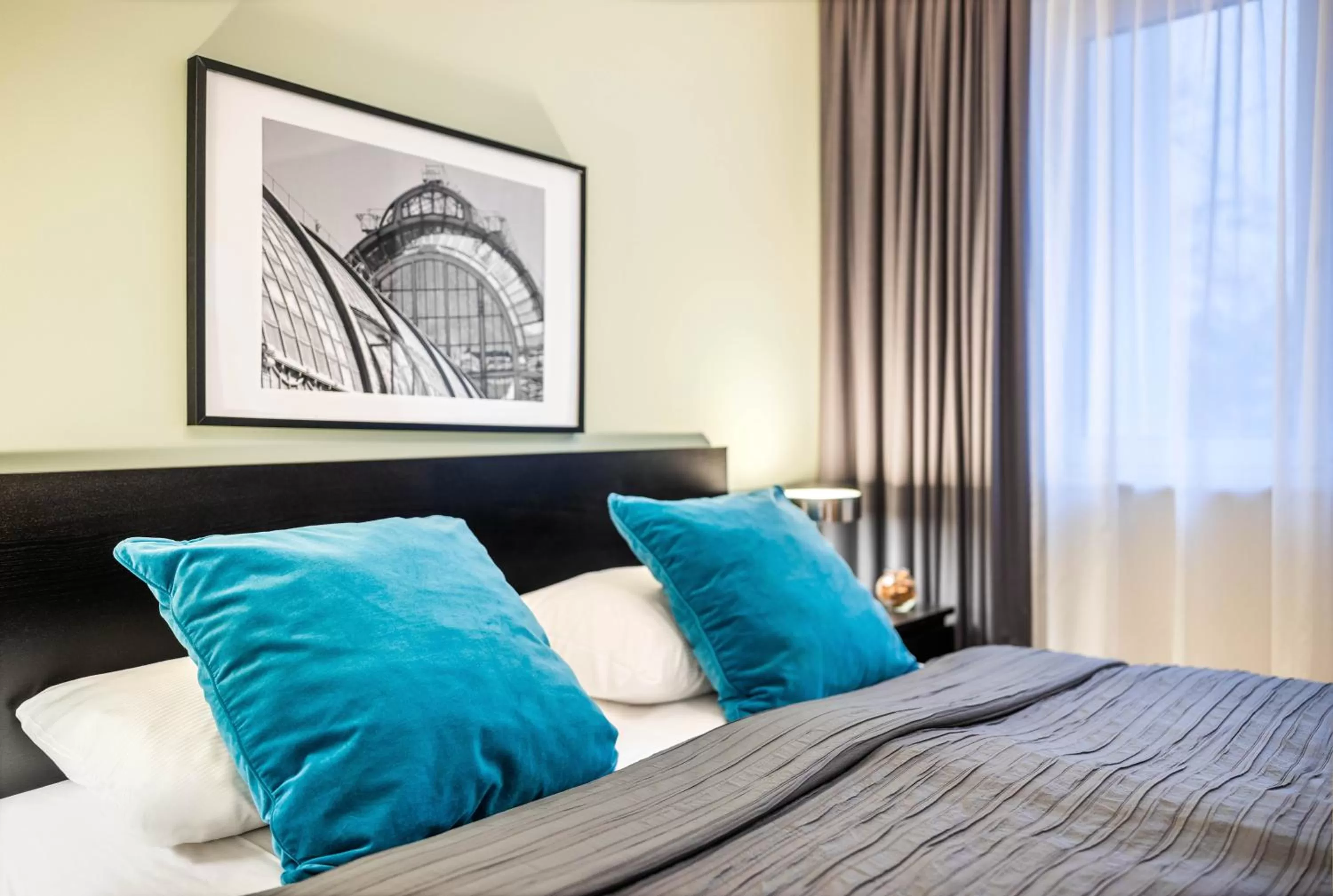 Bed in Jimmy's Apartments Lory