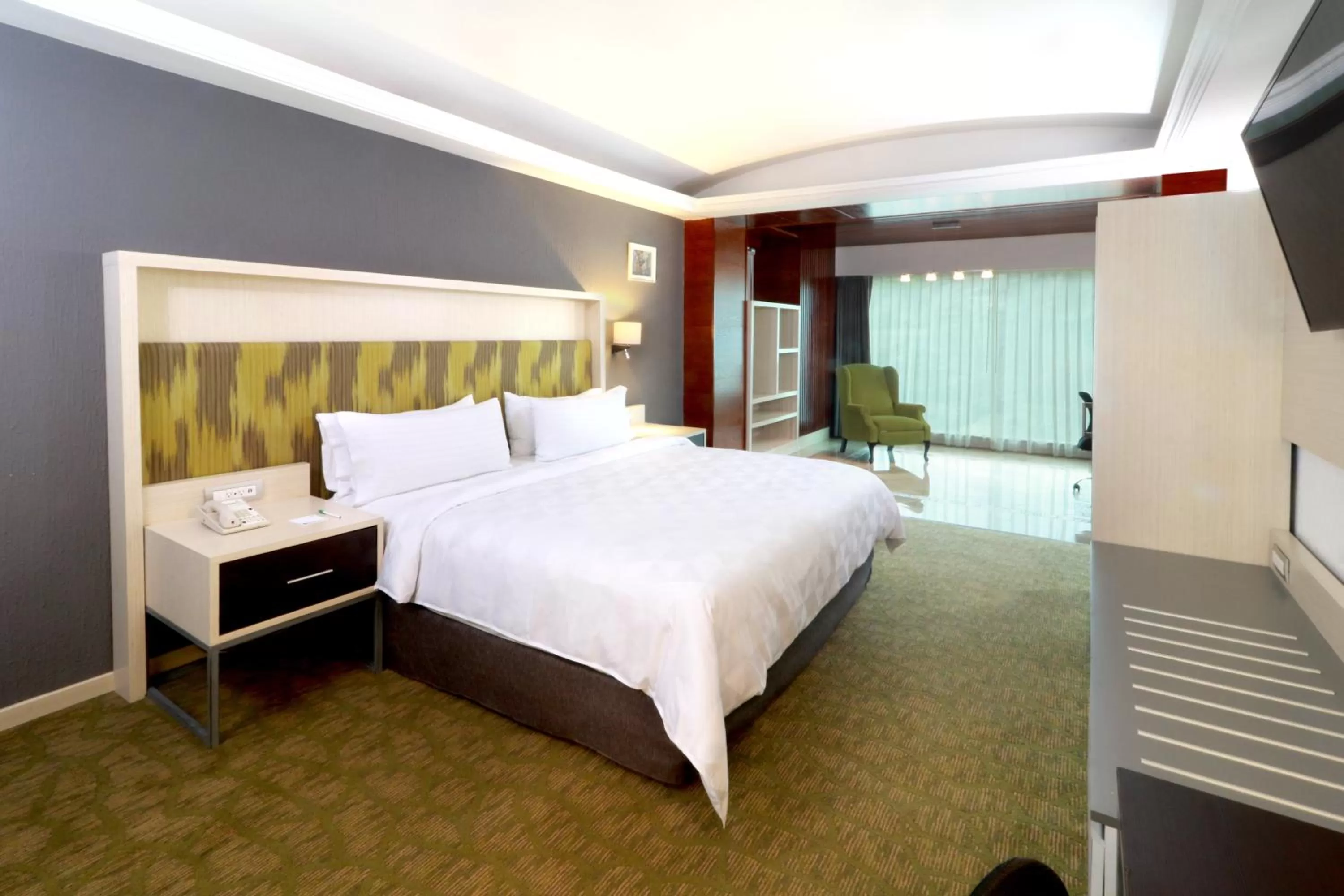 Photo of the whole room, Bed in Holiday Inn Queretaro Zona Diamante by IHG