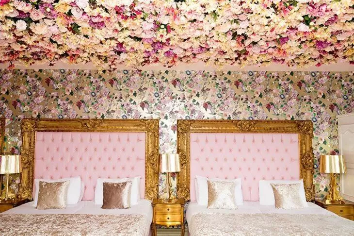 Bed in The Shankly Hotel