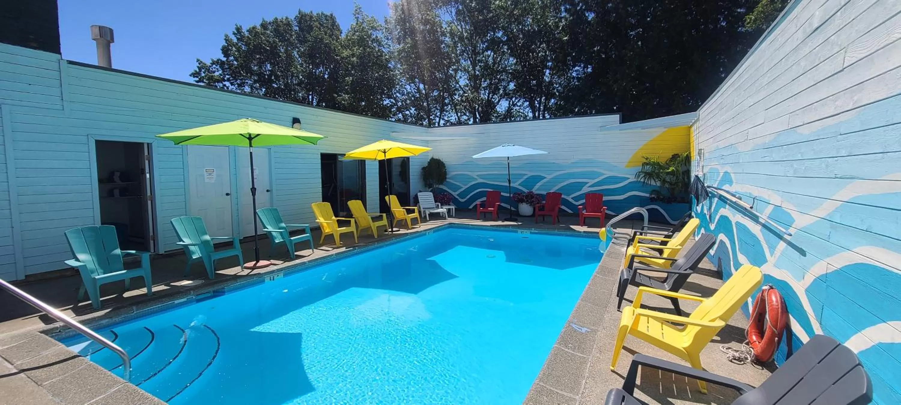 Swimming pool in The Cedars Inn Hotel & Convention Centre
