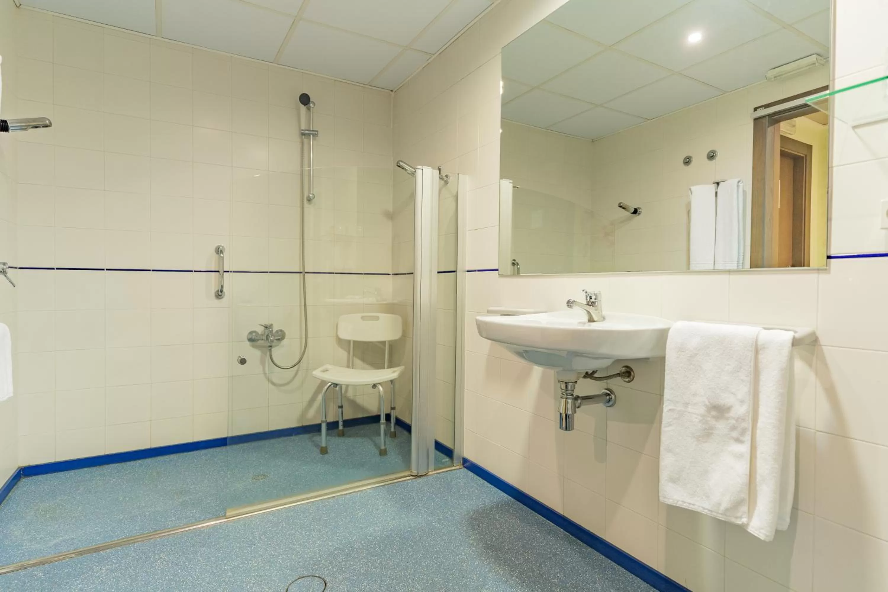 Shower in Hotel Monreal Jumilla