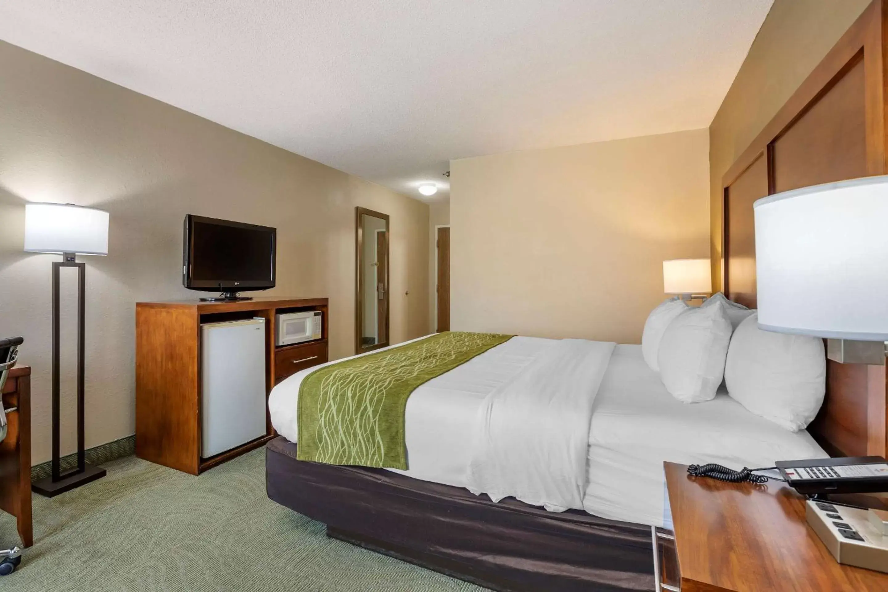 King Room Ground Floor - Accessible/Non-Smoking in Comfort Inn Muscatine near Hwy 61 King Room Ground Floor - Accessible/Non-Smoking in Comfort Inn Muscatine near Hwy 61
