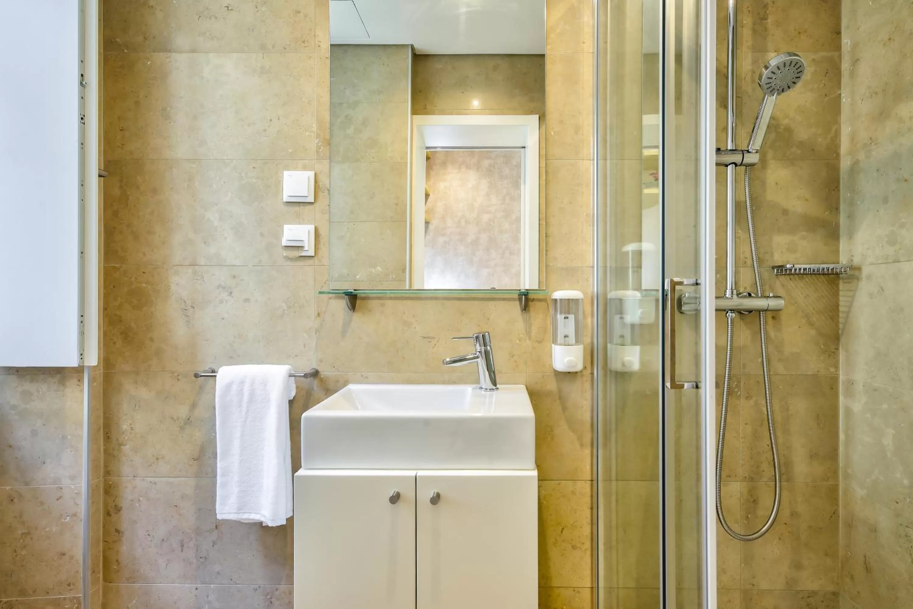 Shower in Avenue Garden