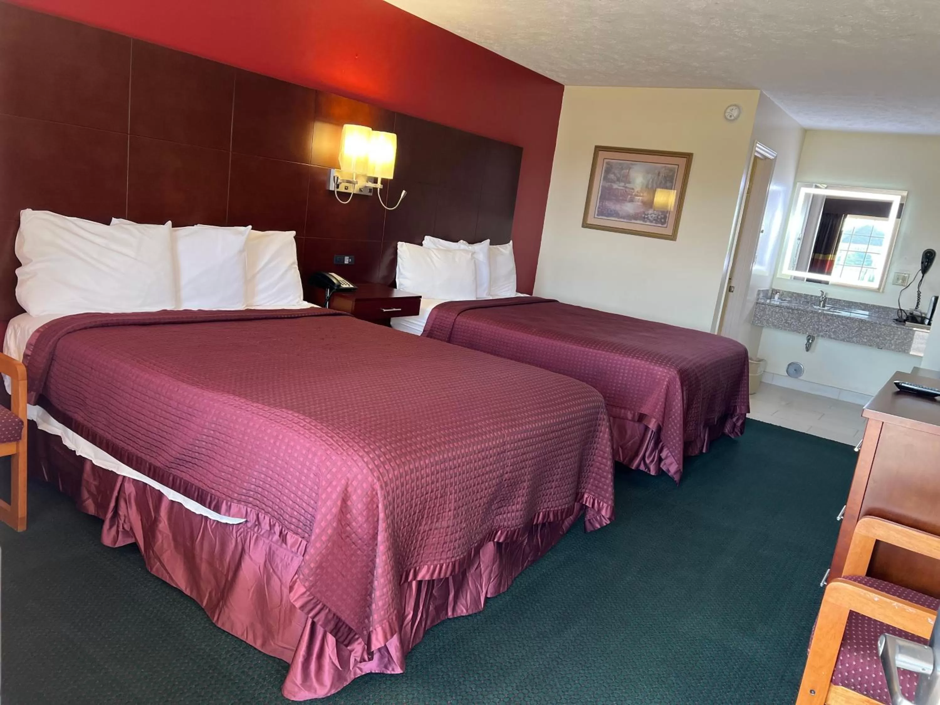 Bed in Surry Inn - Dobson - I-77 - Exit 93