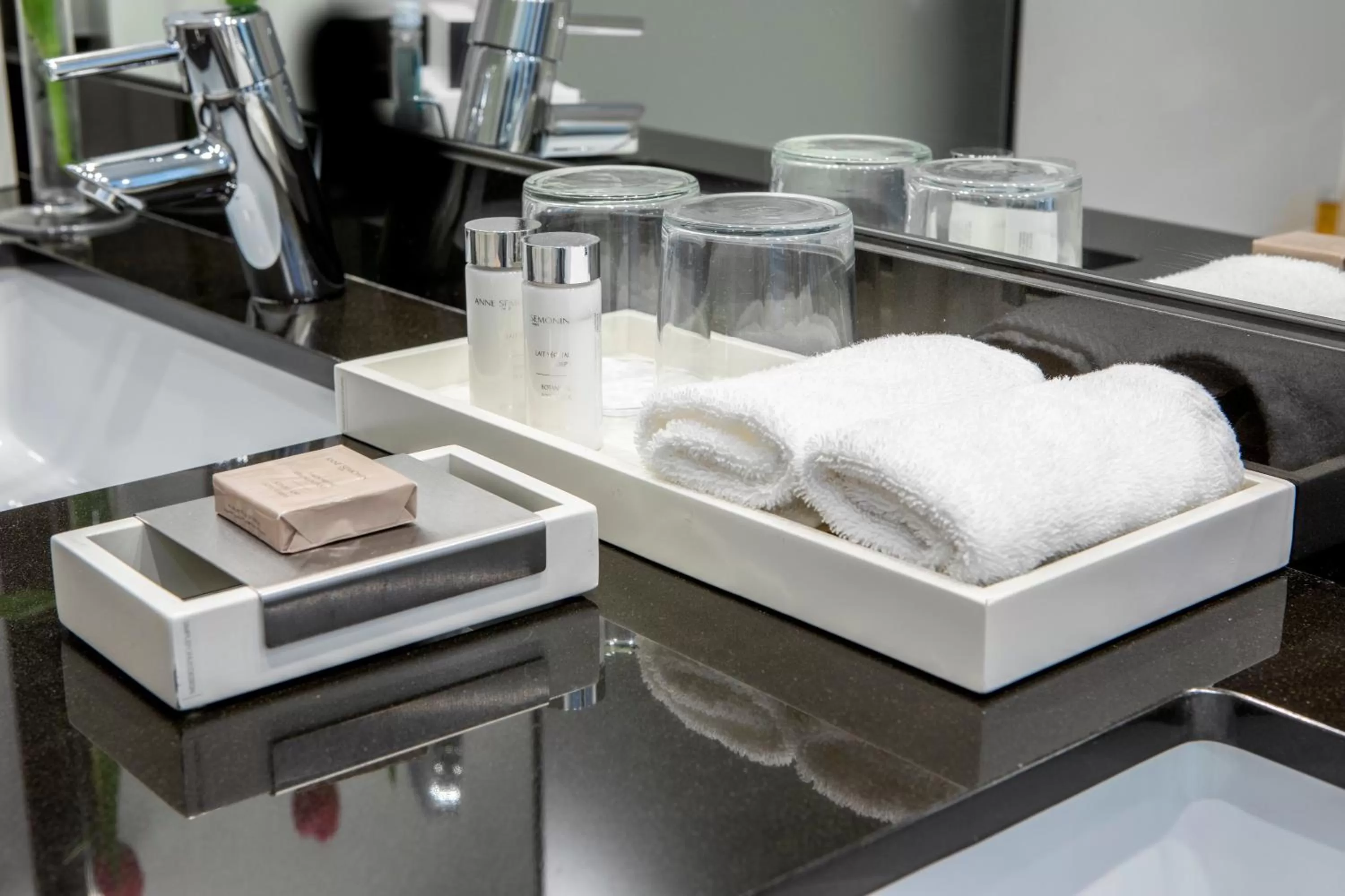 Photo of the whole room in InterContinental Porto - Palacio das Cardosas by IHG