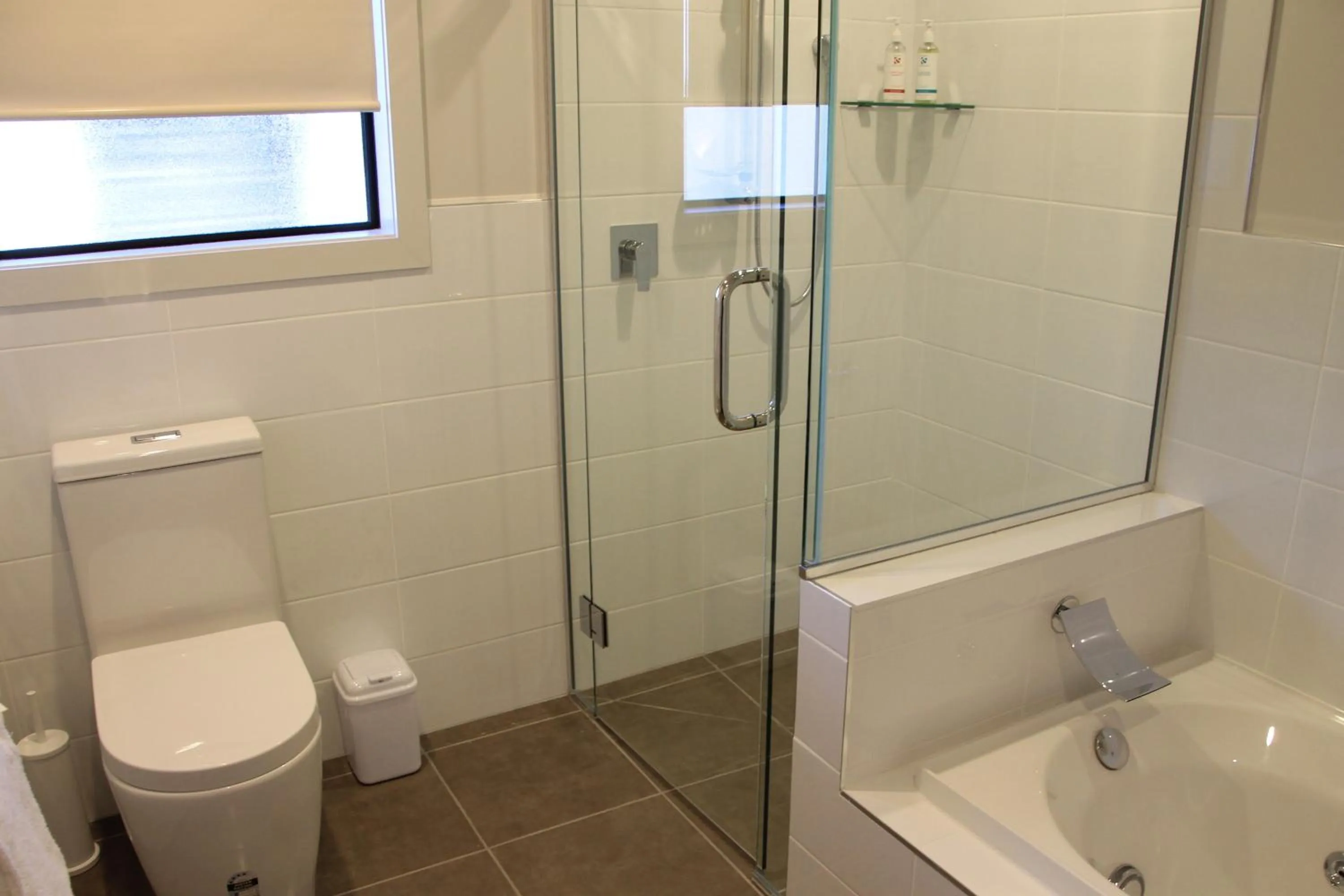 Shower in Acacia Lake View Motel