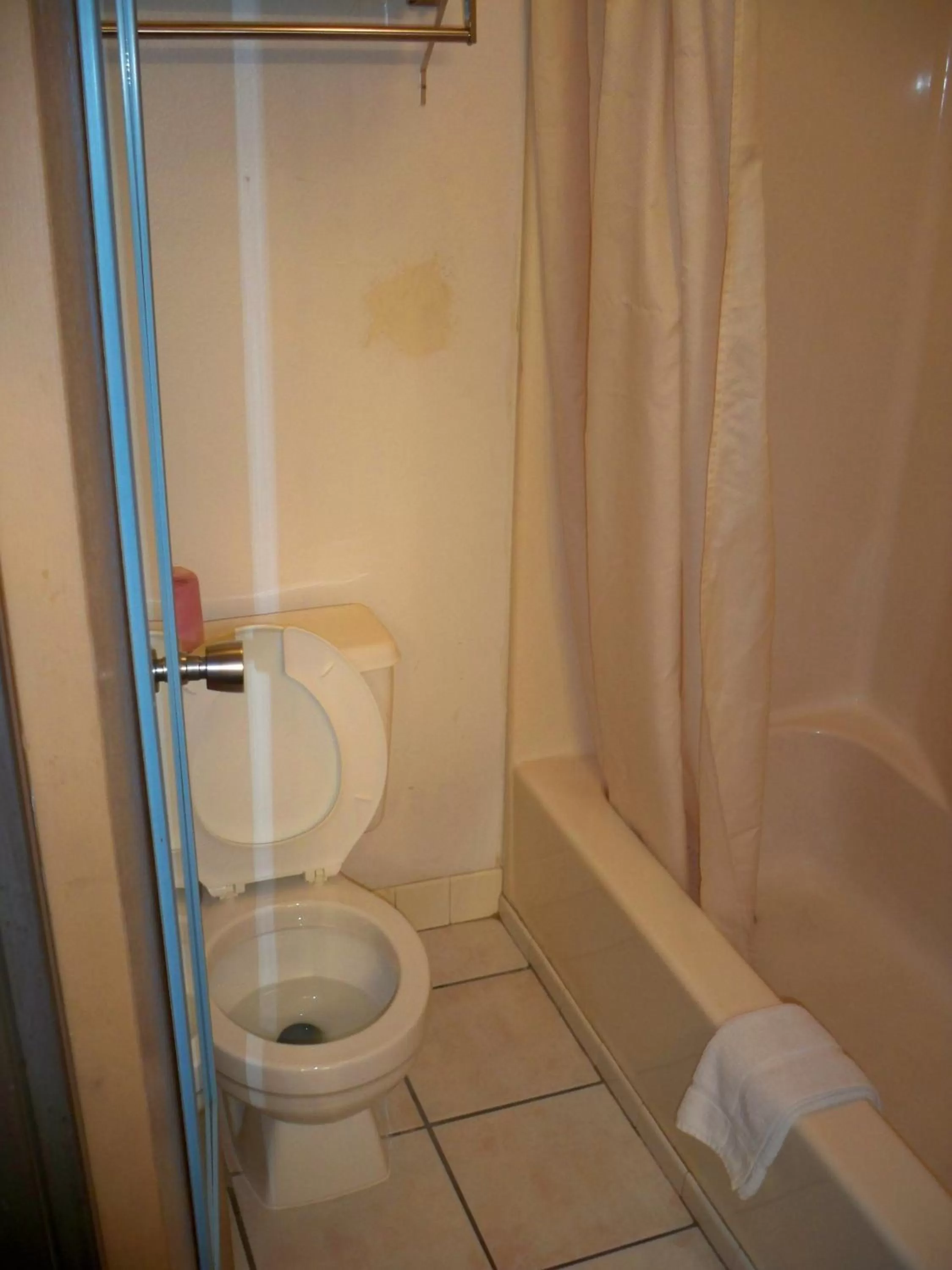 Bathroom in Economy Inn Wentzville