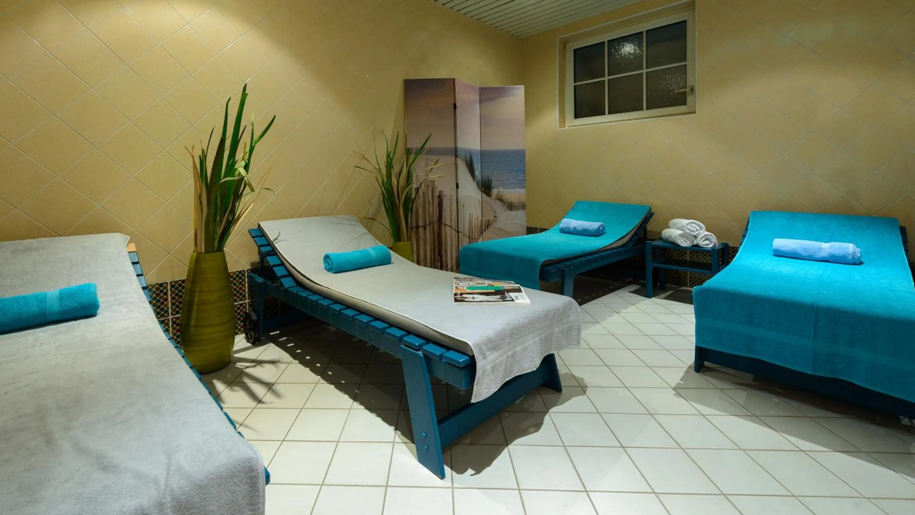 Swimming pool, Bed in Hotel Walserwirt