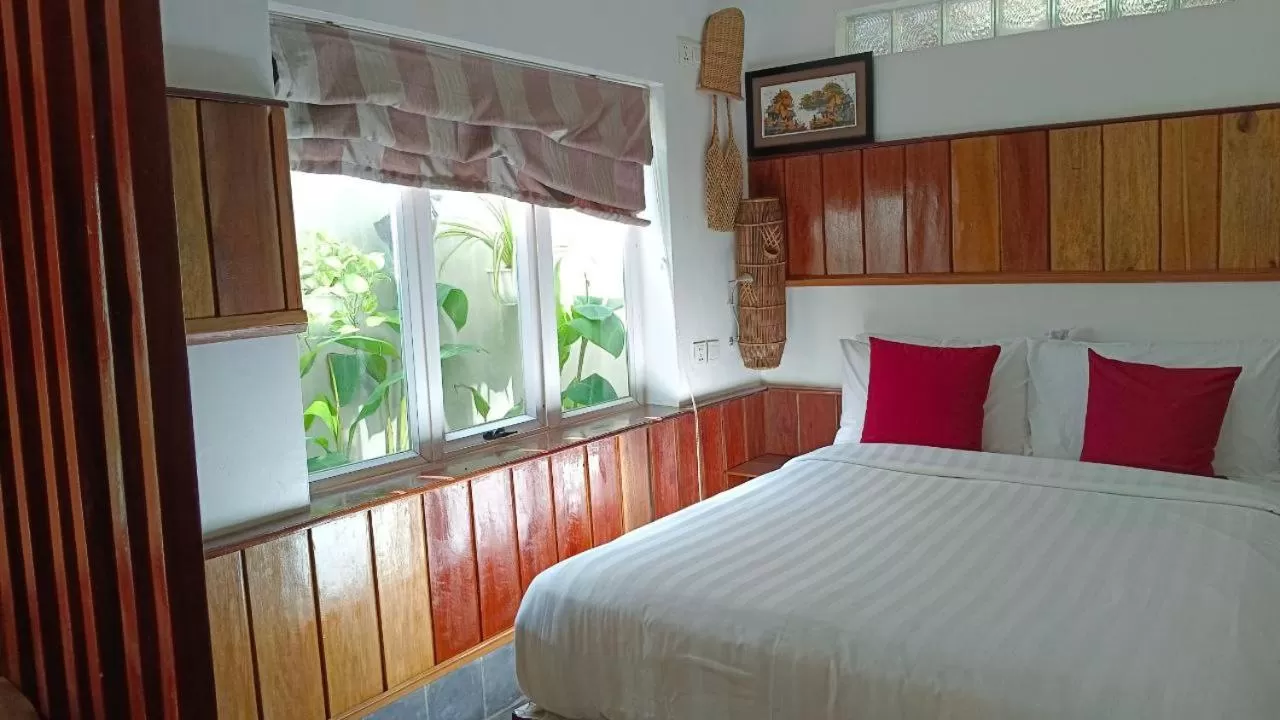 Photo of the whole room, Bed in Maison Model d'Angkor