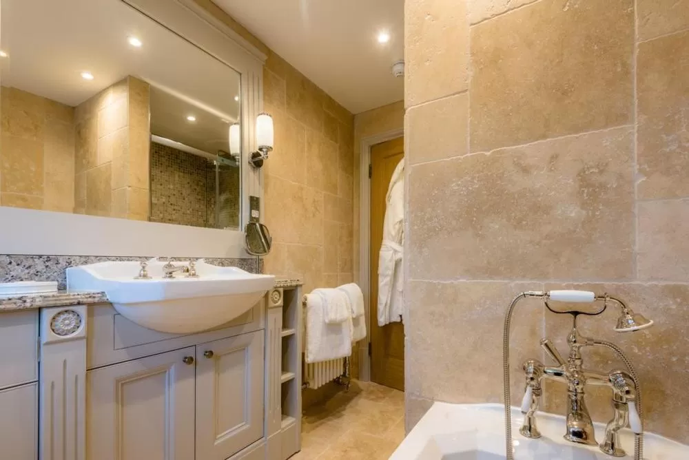 Bathroom in Crossbasket Castle, Hotel & Restaurant