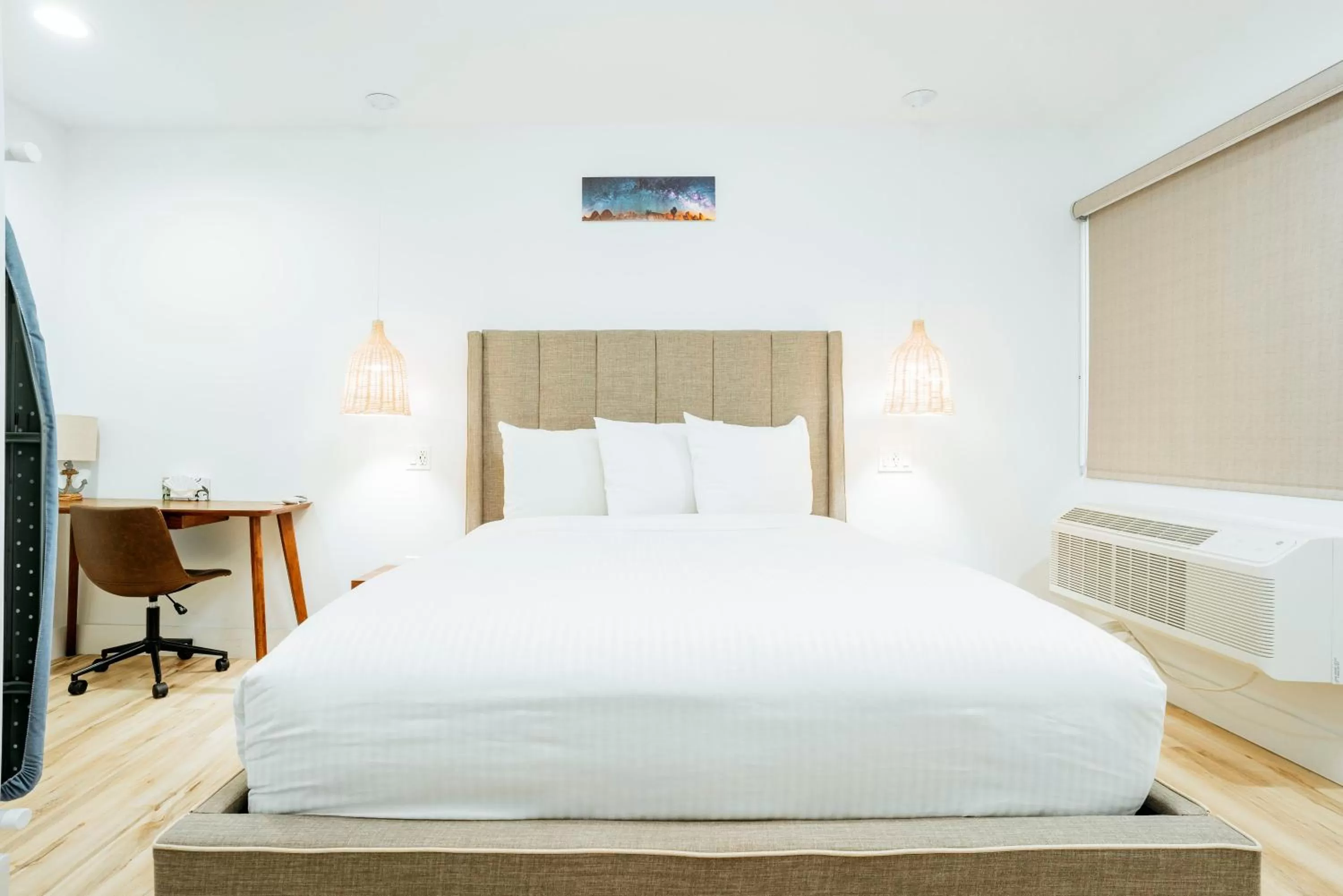 Bed in The Belmont Shore Inn