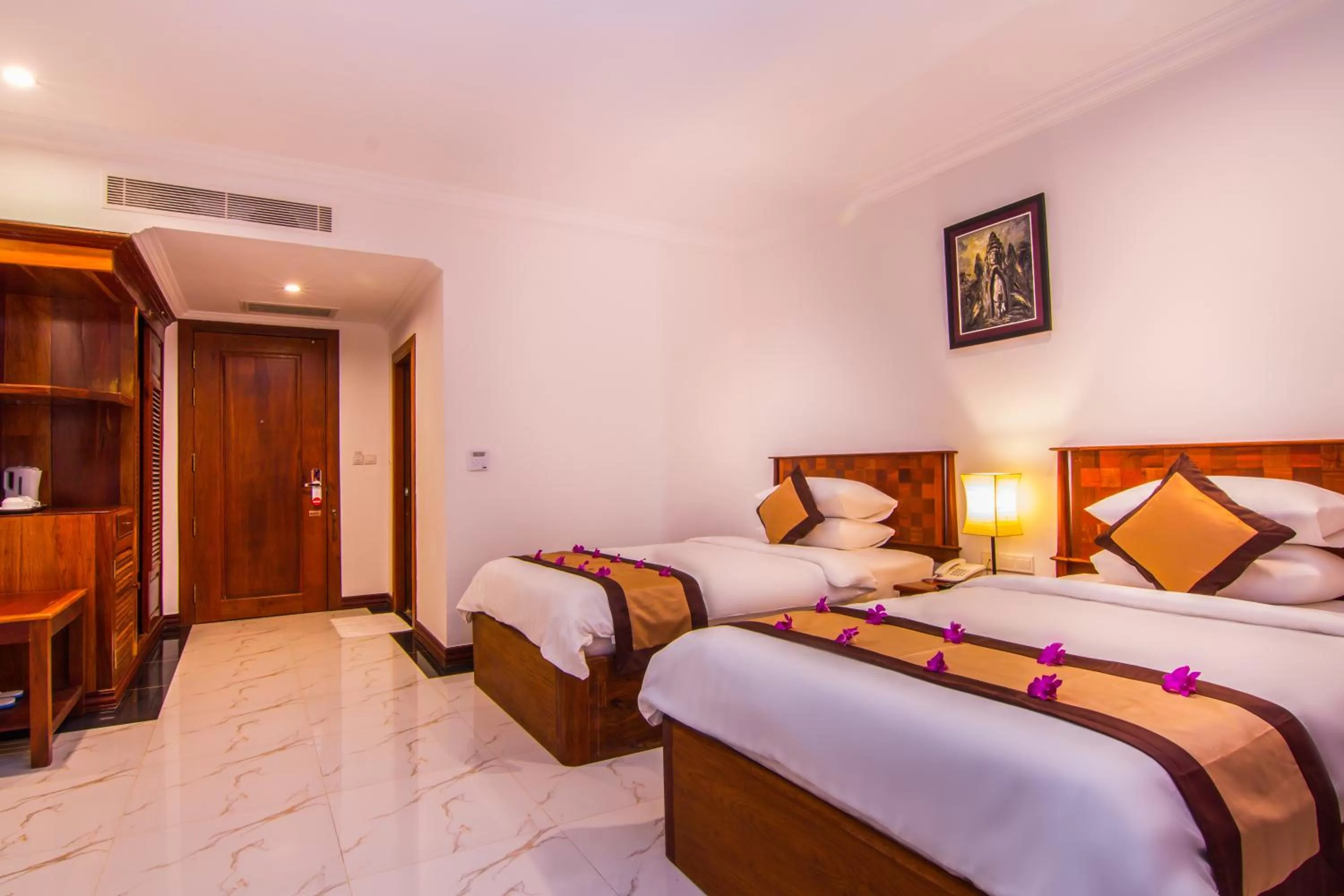 Photo of the whole room, Bed in Glorious Hotel