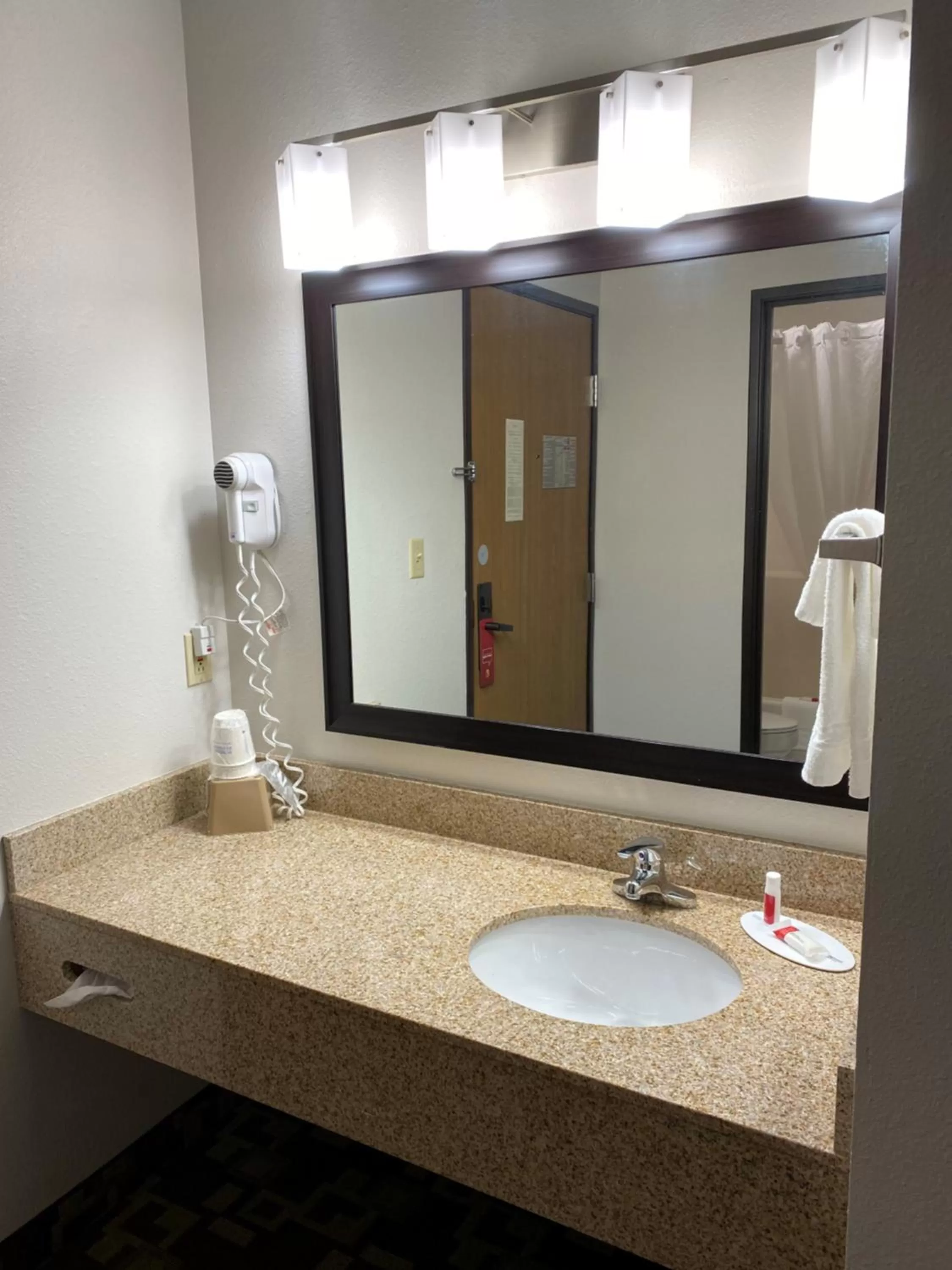 Super 8 by Wyndham Independence IA