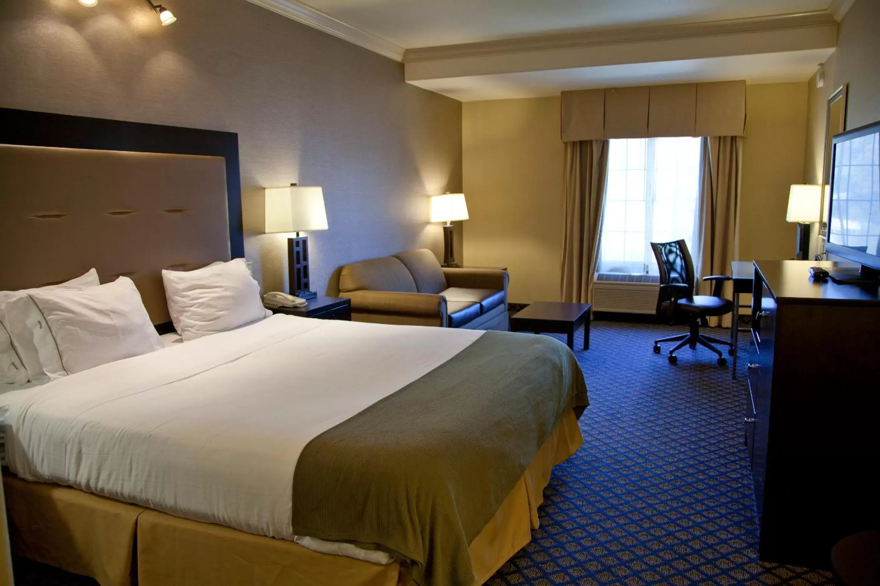 Queen Room with Bath Tub - Disability Access/Non-Smoking in Holiday Inn Express San Pablo - Richmond Area, an IHG Hotel Queen Room with Bath Tub - Disability Access/Non-Smoking in Holiday Inn Express San Pablo - Richmond Area, an IHG Hotel