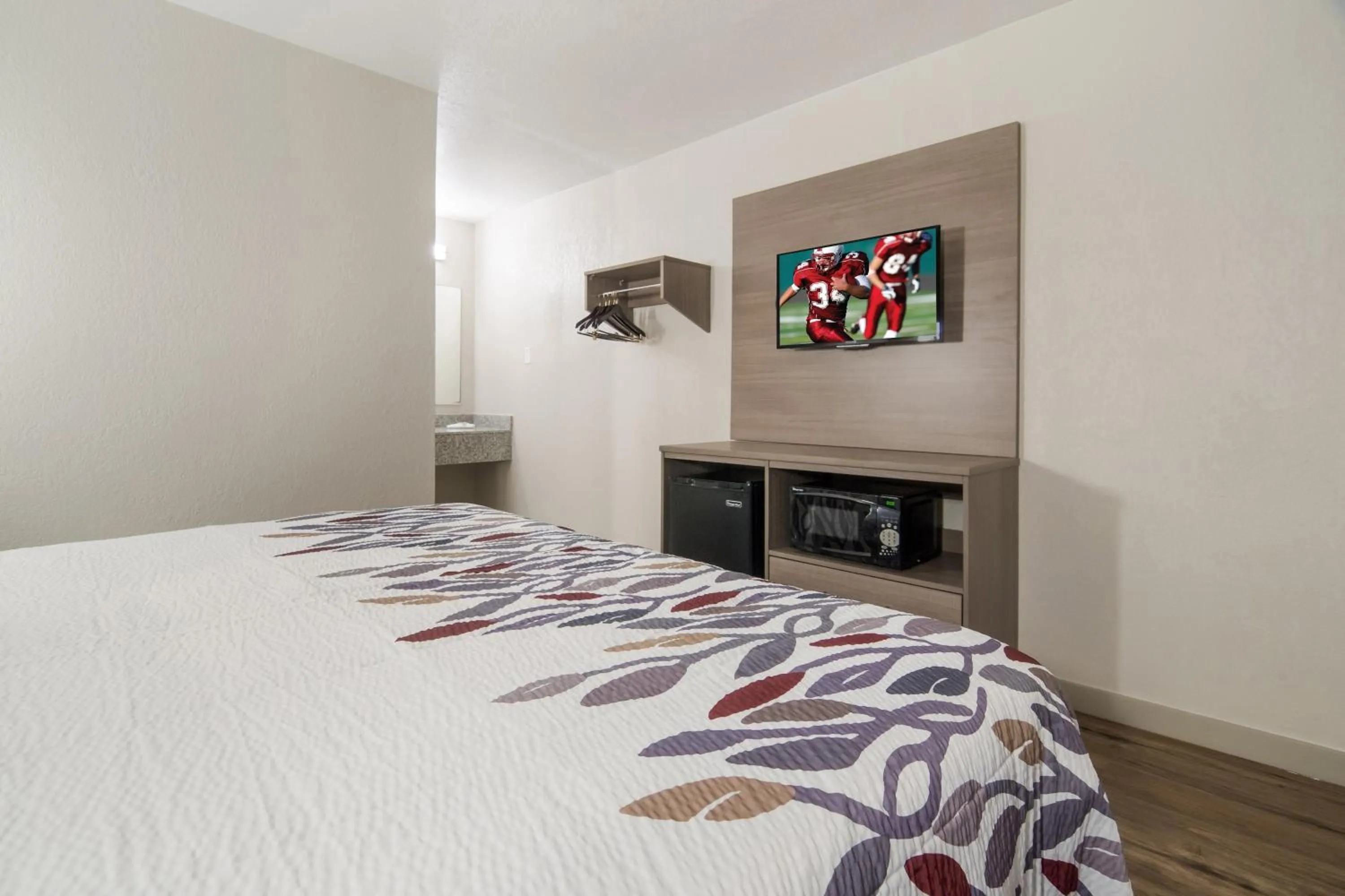 Photo of the whole room, Bed in Red Roof Inn Fort Worth South