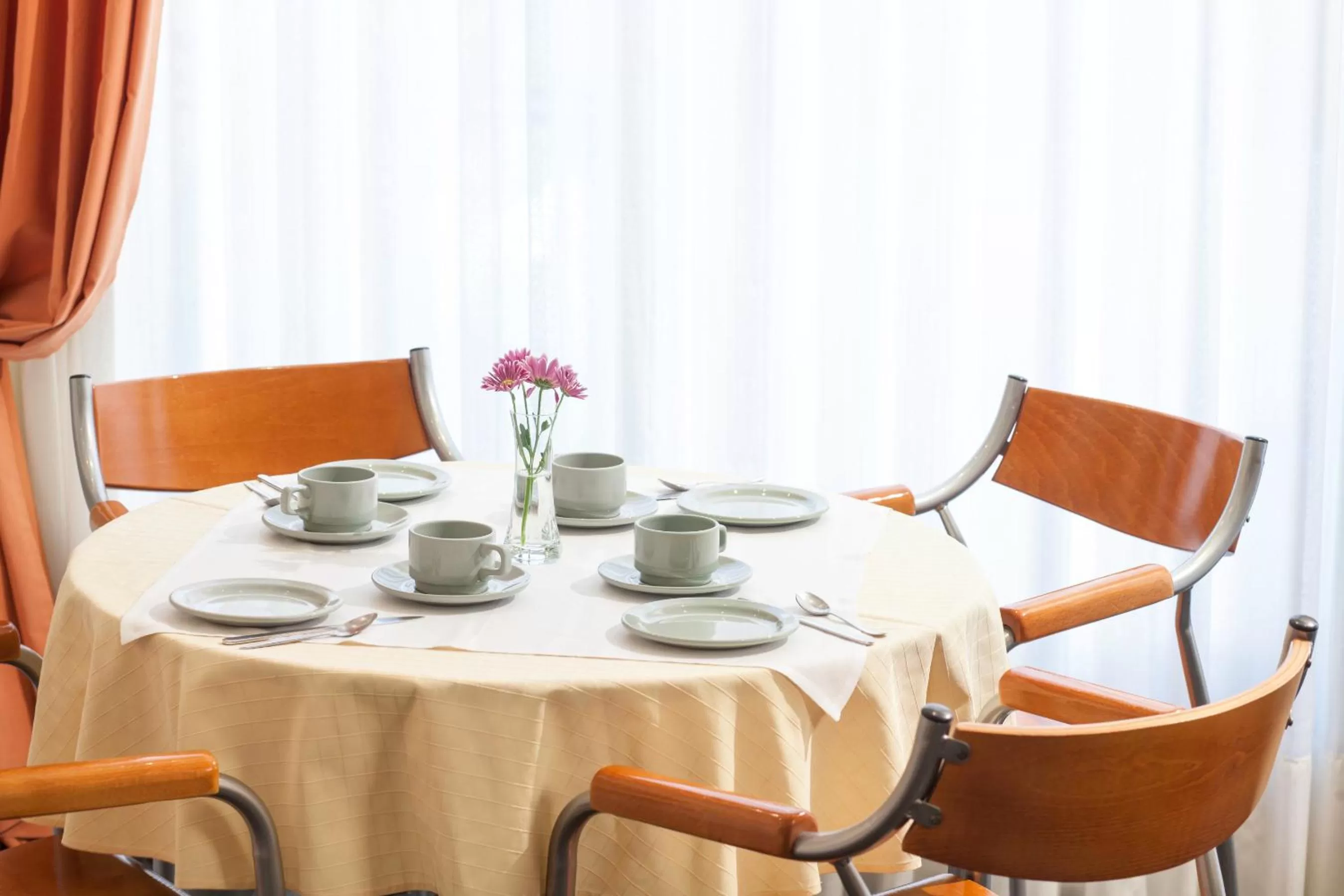 Restaurant/places to eat in Lilia Hotel