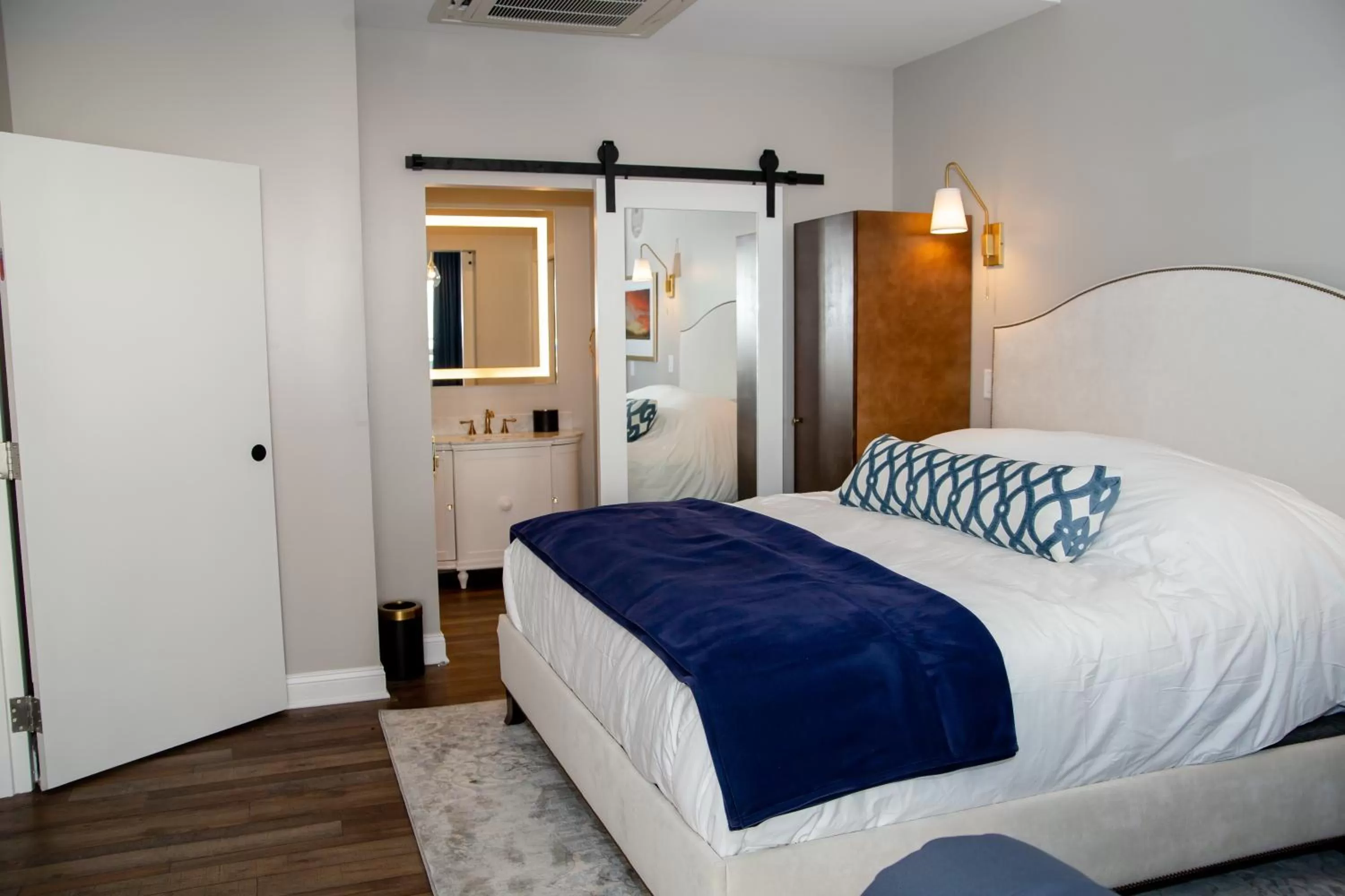 Bed in The Colonial Inn, an Ascend Collection Hotel