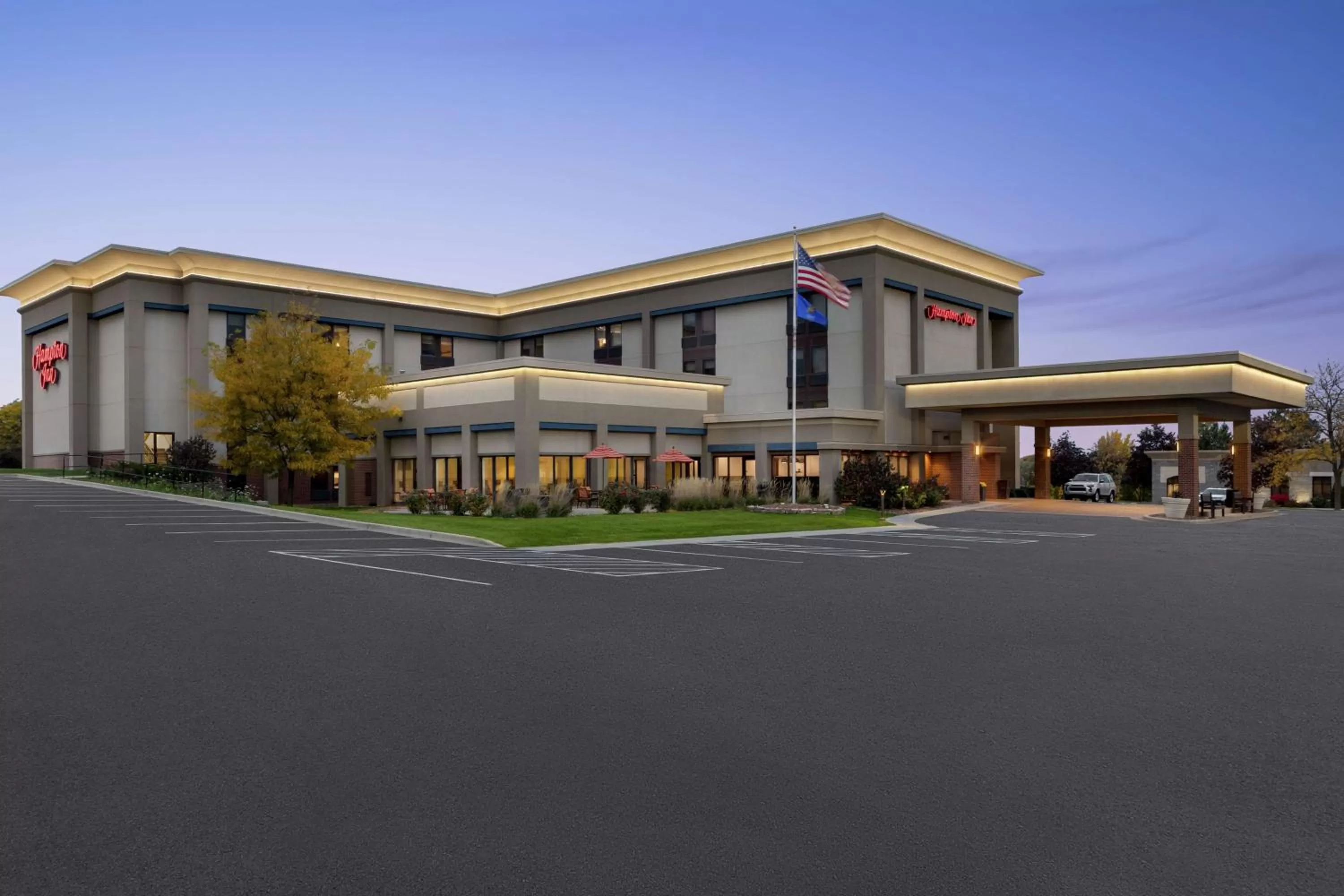 Property building in Hampton Inn Milwaukee Brookfield