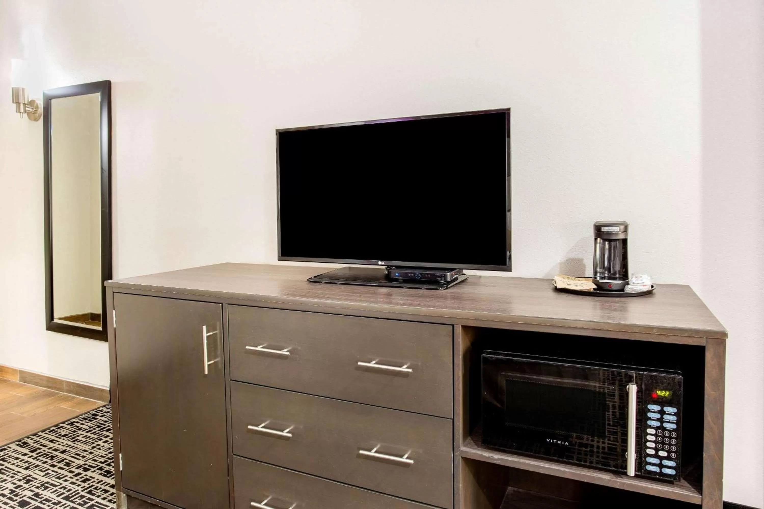 Photo of the whole room in La Quinta by Wyndham Springfield IL